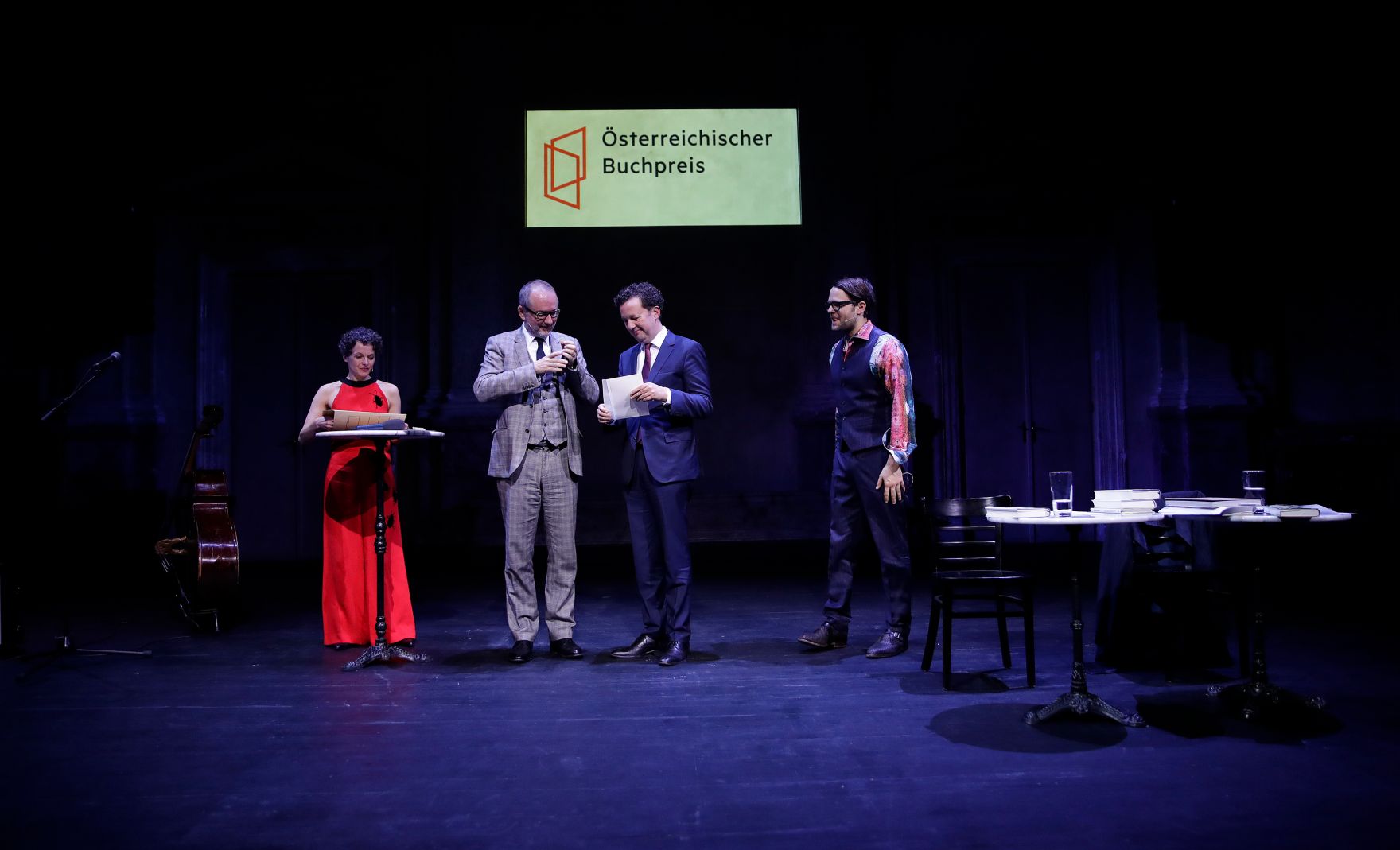 Am 7. November 2017 verlieh Kunst- und Kulturminister Thomas Drozda (m.l.) den &quot;&Ouml;sterreichischen Buchpreis 2017&quot;. Im Bild mit Pr&auml;sident des Hauptverbandes des &Ouml;sterreichischen Buchhandels Benedikt F&ouml;ger (m.r.) und den der Moderatoren Dorothee Hartinger (l.) und Philipp Hau&szlig; (r.).