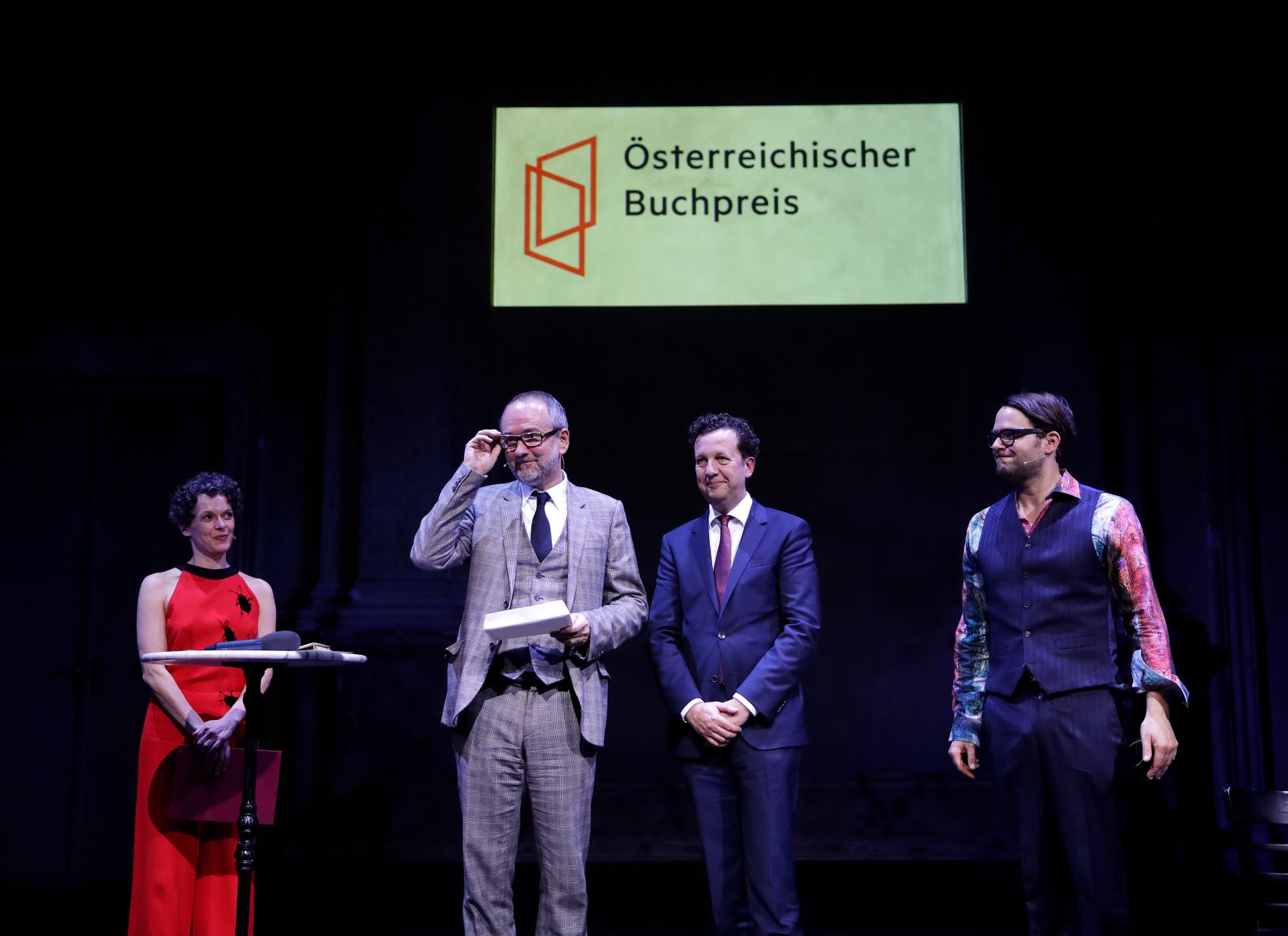 Am 7. November 2017 verlieh Kunst- und Kulturminister Thomas Drozda (m.l.) den &quot;&Ouml;sterreichischen Buchpreis 2017&quot;. Im Bild mit Pr&auml;sident des Hauptverbandes des &Ouml;sterreichischen Buchhandels Benedikt F&ouml;ger (m.r.) und den der Moderatoren Dorothee Hartinger (l.) und Philipp Hau&szlig; (r.).