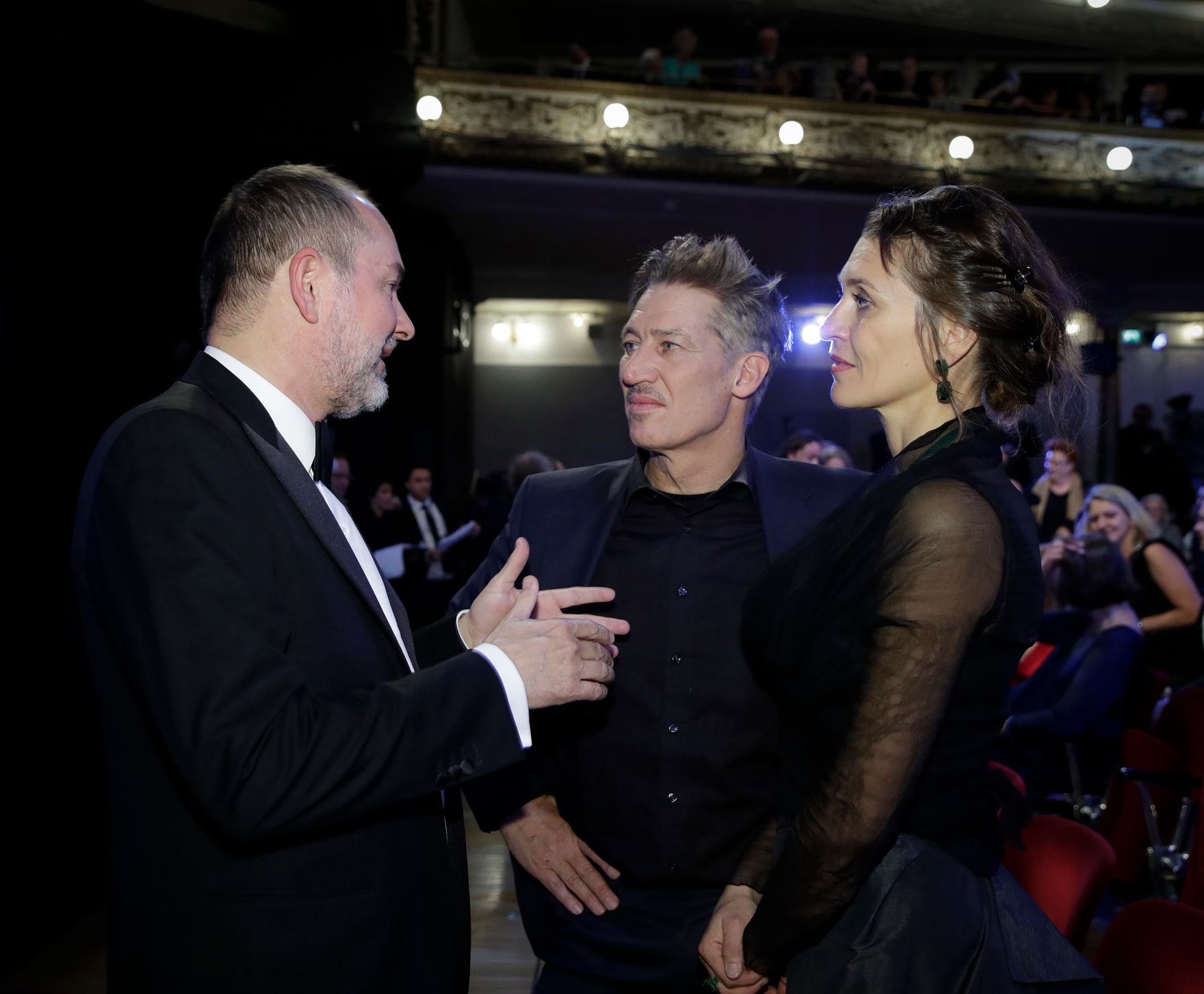 Am 13. November 2017 verlieh Kunst- und Kulturminister Thomas Drozda (l.) im Rahmen der Nestroy-Gala im Wiener Ronacher den Nestroy 2017 f&uuml;r die Beste Bundesl&auml;nder Auff&uuml;hrung an &quot;Der Auftrag: Dantons Tod&quot;. Im Bild mit Julia und Tobias Moretti.