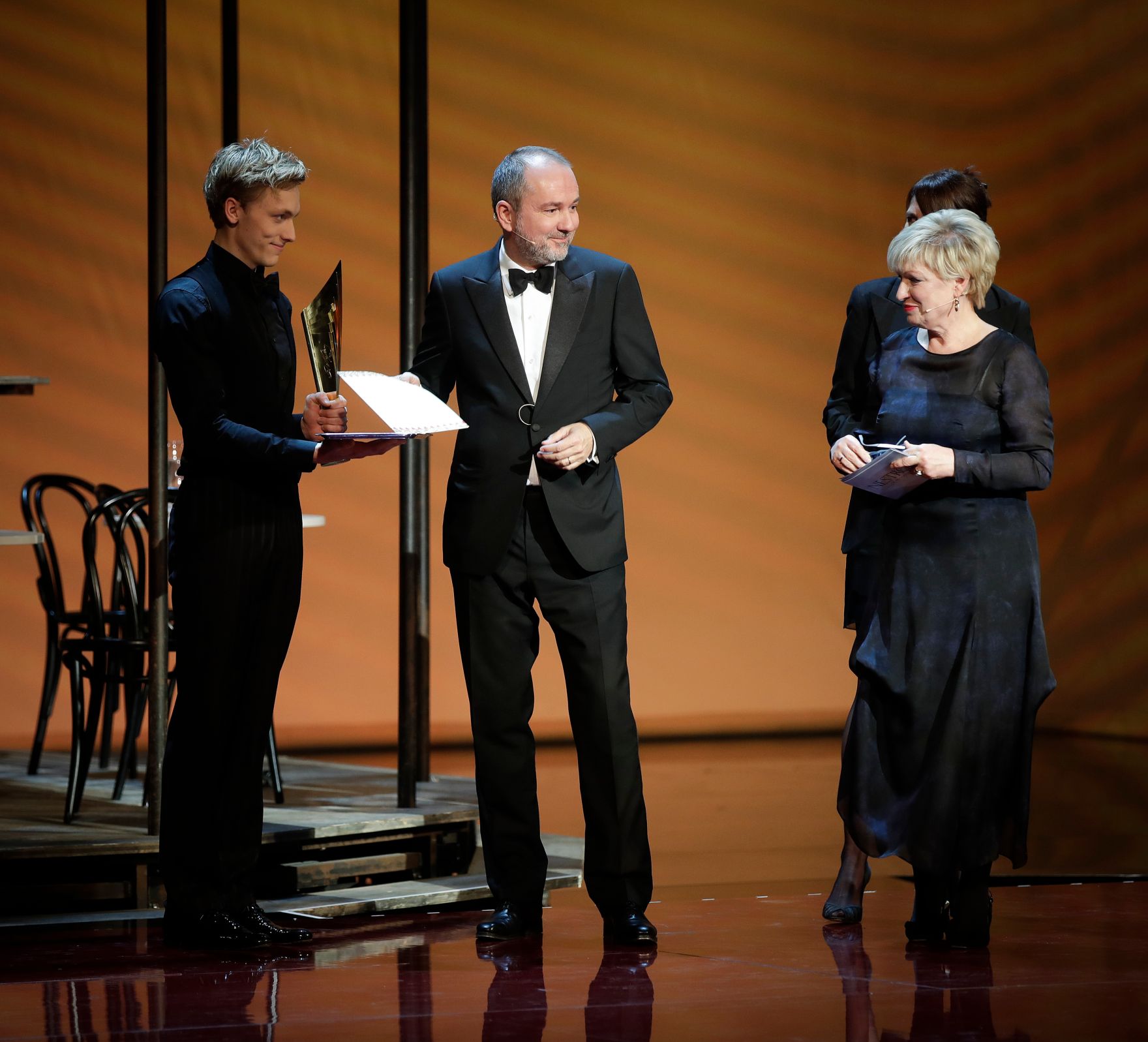 Am 13. November 2017 verlieh Kunst- und Kulturminister Thomas Drozda (m.) im Rahmen der Nestroy-Gala im Wiener Ronacher den Nestroy 2017 f&uuml;r die Bundesl&auml;nder Auff&uuml;hrung an &quot;Der Auftrag: Dantons Tod&quot;. Im Bild mit Burgtheater-Direktorin Karin Bergmann (r.)