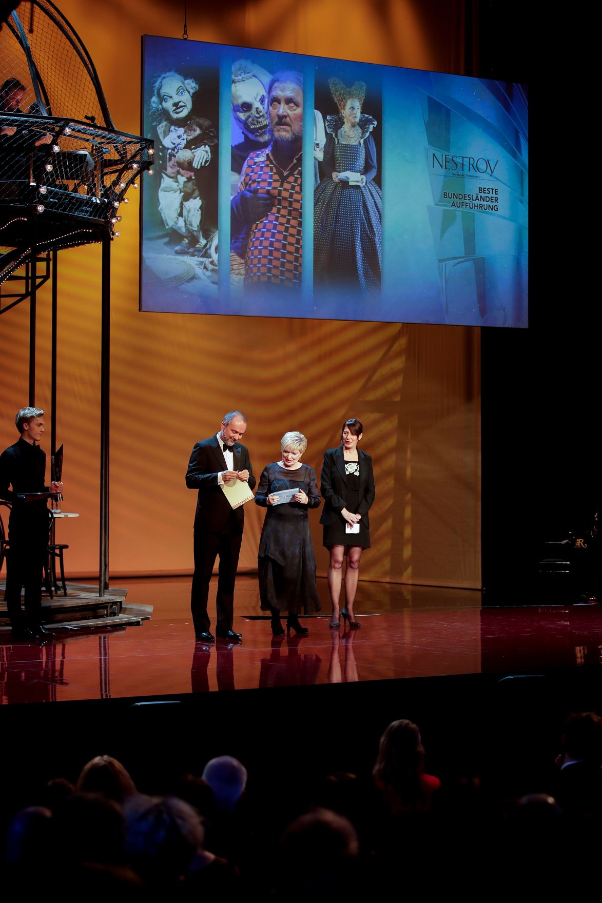 Am 13. November 2017 verlieh Kunst- und Kulturminister Thomas Drozda (l.) im Rahmen der Nestroy-Gala im Wiener Ronacher den Nestroy 2017 f&uuml;r die Beste Bundesl&auml;nder Auff&uuml;hrung an &quot;Der Auftrag: Dantons Tod&quot;. Im Bild mit Burgtheater-Direktorin Karin Bergmann (m.) und der k&uuml;nstlerischen Leiterin des Landestheaters Nieder&ouml;sterreich Marie R&ouml;tzer (r.).