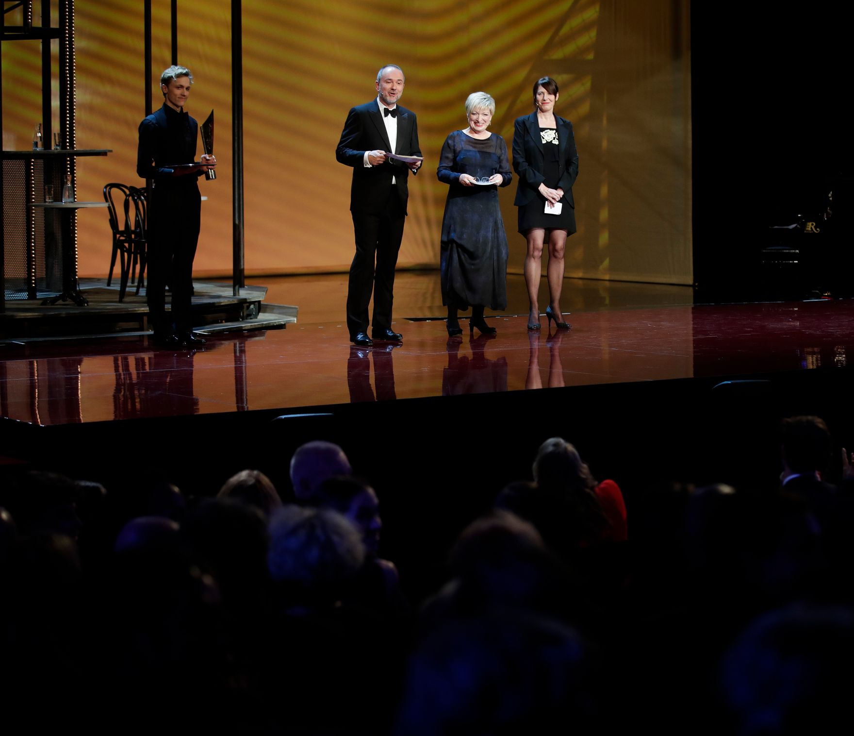 Am 13. November 2017 verlieh Kunst- und Kulturminister Thomas Drozda (l.) im Rahmen der Nestroy-Gala im Wiener Ronacher den Nestroy 2017 f&uuml;r die Beste Bundesl&auml;nder Auff&uuml;hrung an &quot;Der Auftrag: Dantons Tod&quot;. Im Bild mit Burgtheater-Direktorin Karin Bergmann (m.) und der k&uuml;nstlerischen Leiterin des Landestheaters Nieder&ouml;sterreich Marie R&ouml;tzer (r.).