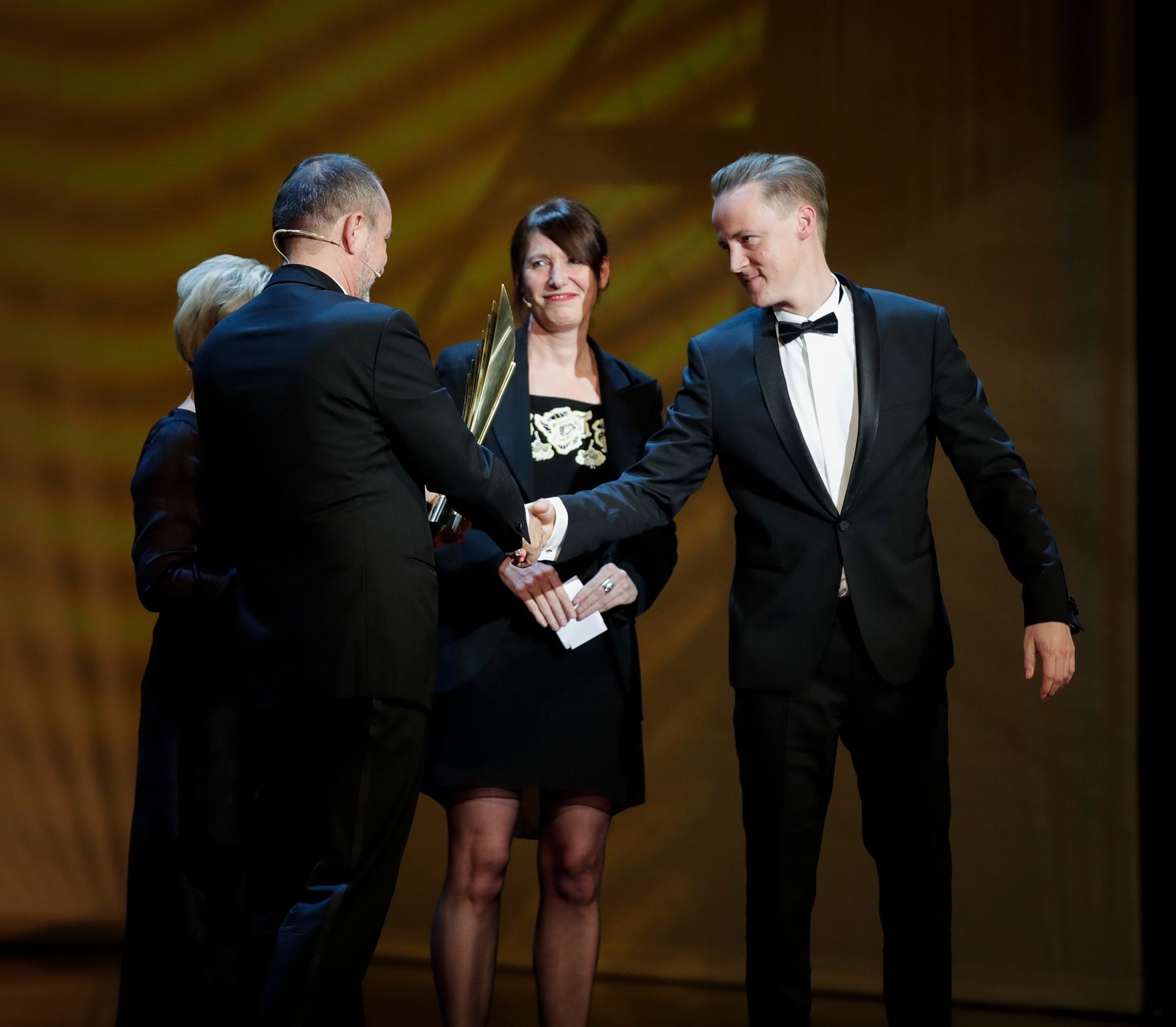 Am 13. November 2017 verlieh Kunst- und Kulturminister Thomas Drozda (l.) im Rahmen der Nestroy-Gala im Wiener Ronacher den Nestroy 2017 f&uuml;r die Beste Bundesl&auml;nder Auff&uuml;hrung an &quot;Der Auftrag: Dantons Tod&quot;. Im Bild mit Regisseur Jan-Christoph Gockel (r.) und der k&uuml;nstlerischen Leiterin des Landestheaters Nieder&ouml;sterreich Marie R&ouml;tzer (m.).