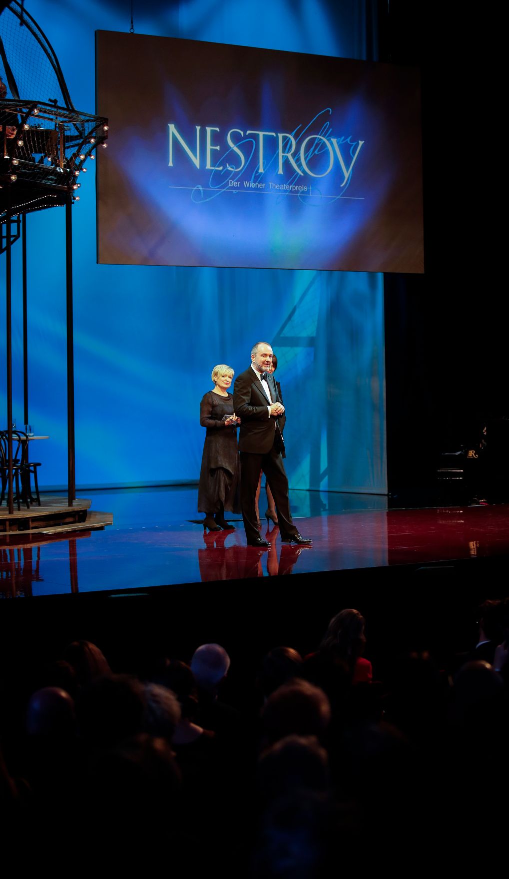 Am 13. November 2017 verlieh Kunst- und Kulturminister Thomas Drozda (im Bild) im Rahmen der Nestroy-Gala im Wiener Ronacher den Nestroy 2017 f&uuml;r die Beste Bundesl&auml;nder Auff&uuml;hrung an &quot;Der Auftrag: Dantons Tod&quot;.