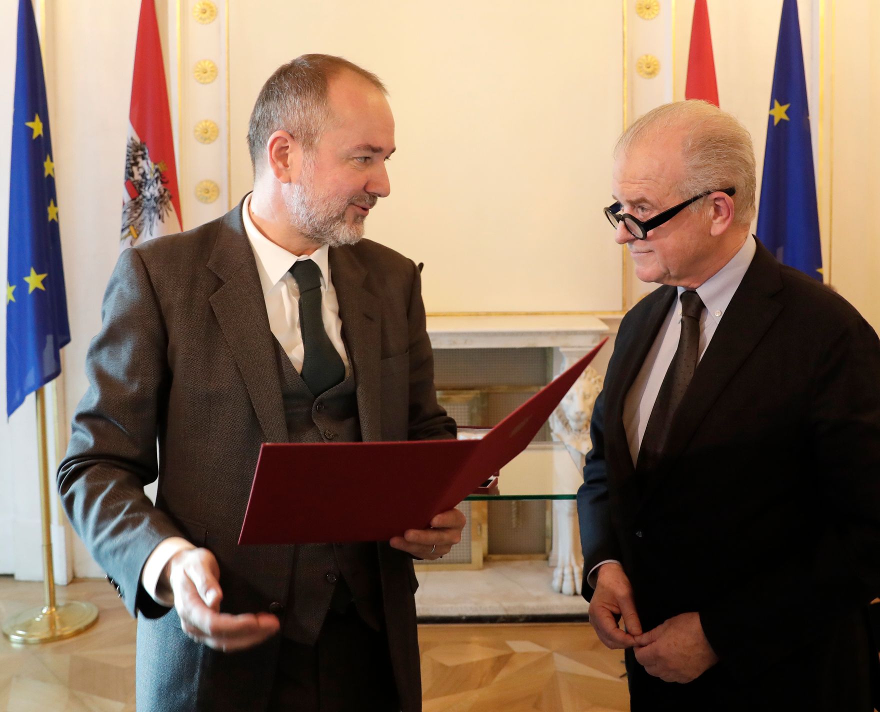 Am 14. Dezember 2017 &uuml;berreichte Kunst- und Kulturminister Thomas Drozda (l.) das &Ouml;sterreichische Ehrenkreuz f&uuml;r Wissenschaft und Kunst an Rudolf Klausnitzer (r.).