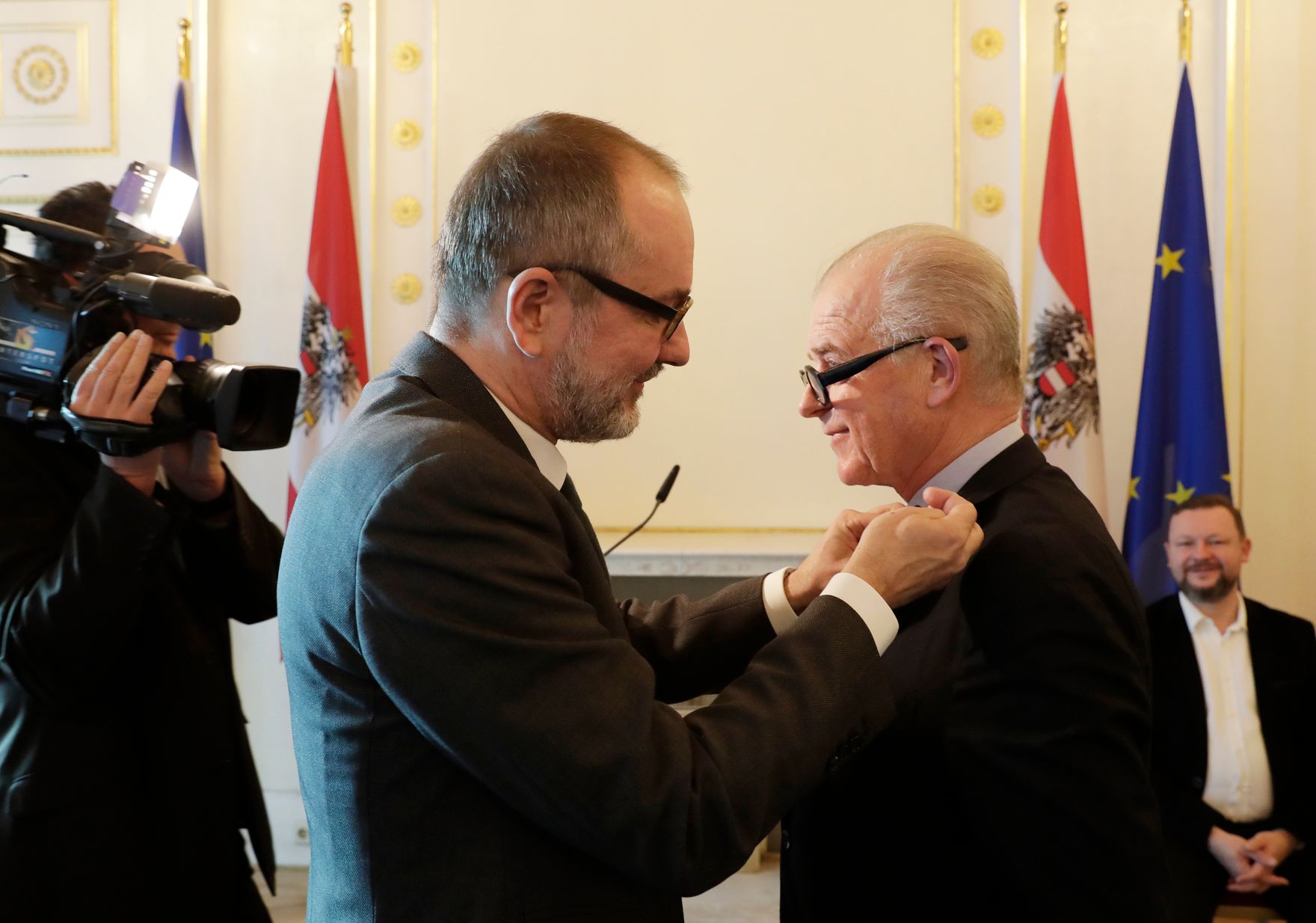 Am 14. Dezember 2017 &uuml;berreichte Kunst- und Kulturminister Thomas Drozda (l.) das &Ouml;sterreichische Ehrenkreuz f&uuml;r Wissenschaft und Kunst an Rudolf Klausnitzer (r.).