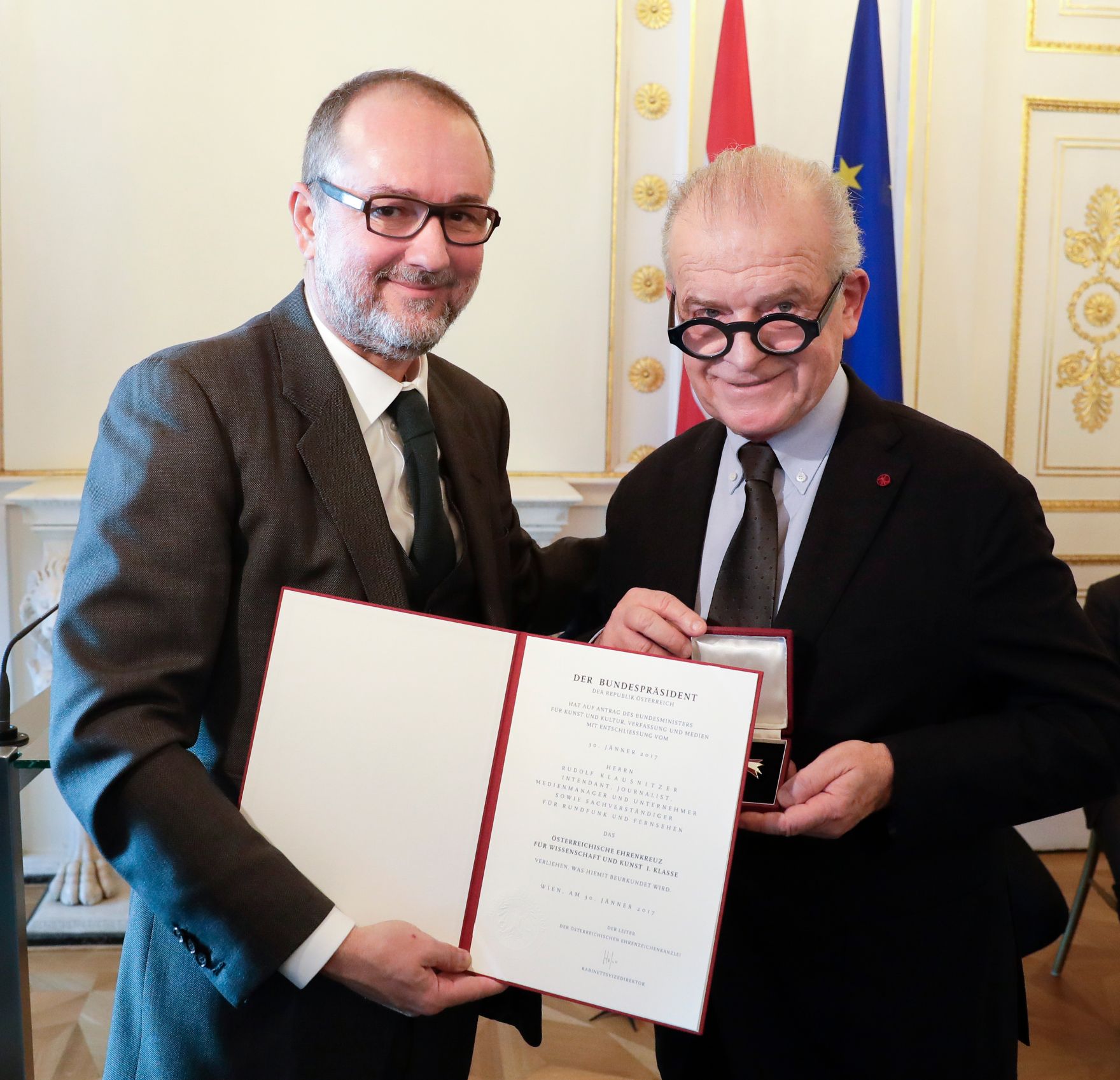 Am 14. Dezember 2017 &uuml;berreichte Kunst- und Kulturminister Thomas Drozda (l.) das &Ouml;sterreichische Ehrenkreuz f&uuml;r Wissenschaft und Kunst an Rudolf Klausnitzer (r.).