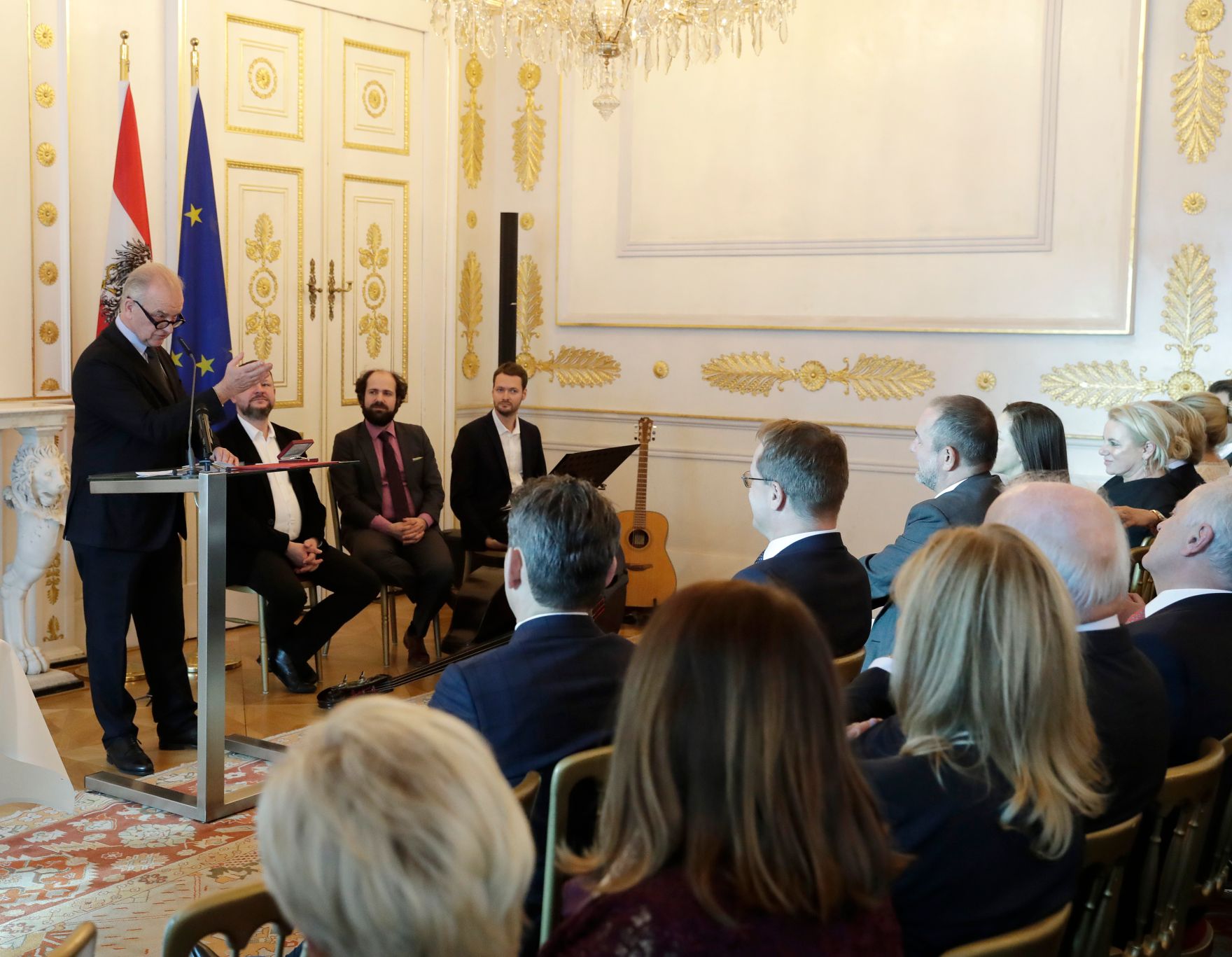 Am 14. Dezember 2017 &uuml;berreichte Kunst- und Kulturminister Thomas Drozda das &Ouml;sterreichische Ehrenkreuz f&uuml;r Wissenschaft und Kunst an Rudolf Klausnitzer.