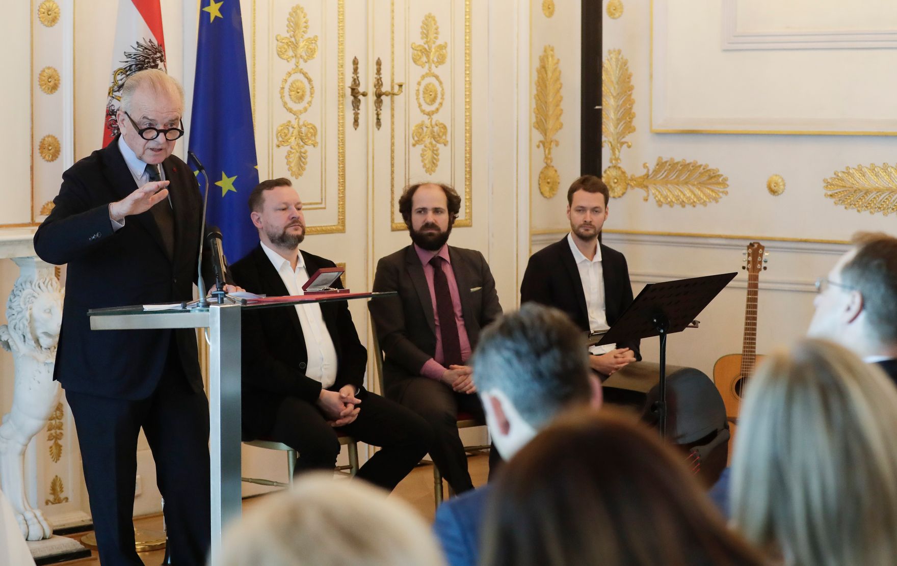 Am 14. Dezember 2017 &uuml;berreichte Kunst- und Kulturminister Thomas Drozda das &Ouml;sterreichische Ehrenkreuz f&uuml;r Wissenschaft und Kunst an Rudolf Klausnitzer.