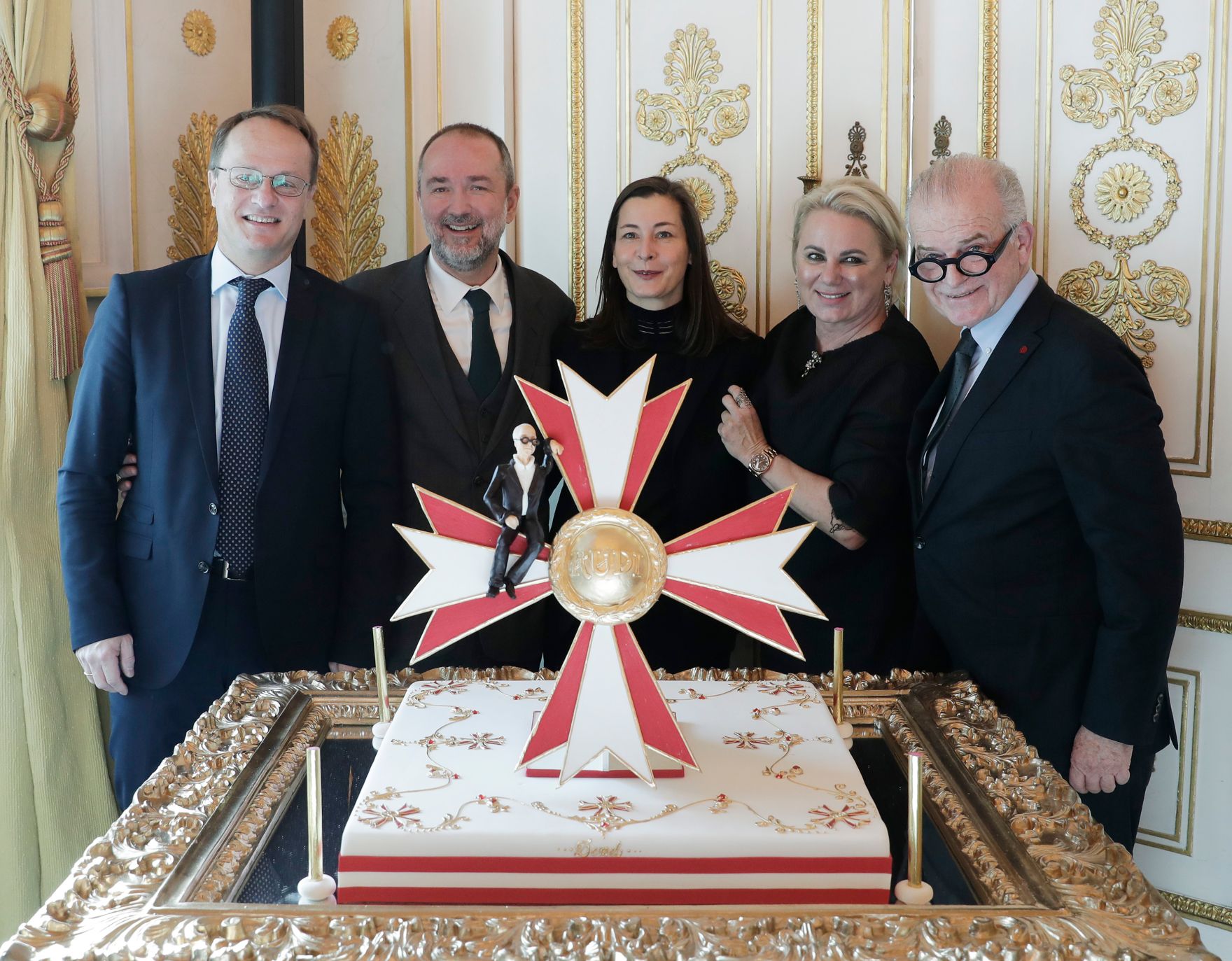 Am 14. Dezember 2017 &uuml;berreichte Kunst- und Kulturminister Thomas Drozda das &Ouml;sterreichische Ehrenkreuz f&uuml;r Wissenschaft und Kunst an Rudolf Klausnitzer. Im Bild (v.l.n.r.) Markus Hengstschl&auml;ger, Kunst- und Kulturminister Thomas Drozda, Isabella Drozda, Isabella Klausnitzer und Rudolf Klausnitzer.