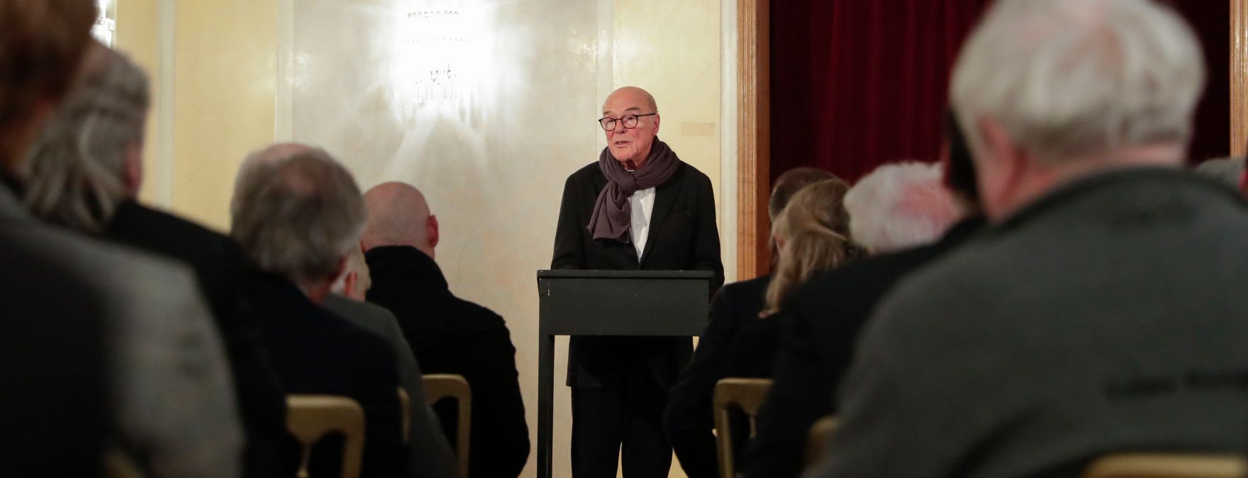 Am 15. Dezember 2017 &uuml;berreichte Kunst- und Kulturminister Thomas Drozda im Blauen Foyer des Burgtheaters die Urkunde, mit der Johannes Krisch der Berufstitel Kammerschauspieler verliehen wurde. Im Bild der Laudator Michael Heltau.