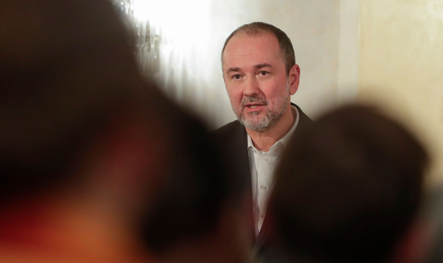 Am 15. Dezember 2017 &uuml;berreichte Kunst- und Kulturminister Thomas Drozda (im Bild) im Blauen Foyer des Burgtheaters die Urkunde, mit der Johannes Krisch der Berufstitel Kammerschauspieler verliehen wurde.