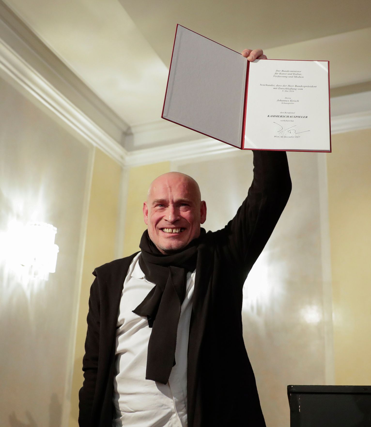 Am 15. Dezember 2017 &uuml;berreichte Kunst- und Kulturminister Thomas Drozda im Blauen Foyer des Burgtheaters die Urkunde, mit der Johannes Krisch (im Bild) der Berufstitel Kammerschauspieler verliehen wurde.