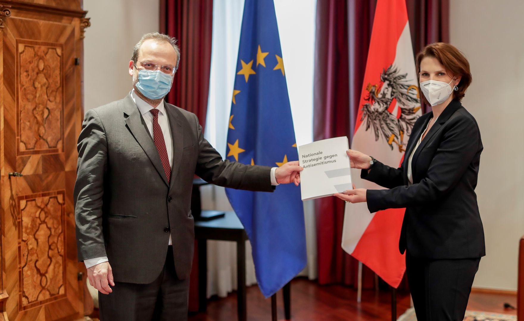 Am 18. Februar 2021 traf Bundesministerin Karoline Edtstadler (l.) im Rahmen ihres Berlinbesuchs den Antisemitismusbeauftragten der deutschen Bundesregierung Felix Klein (l.).