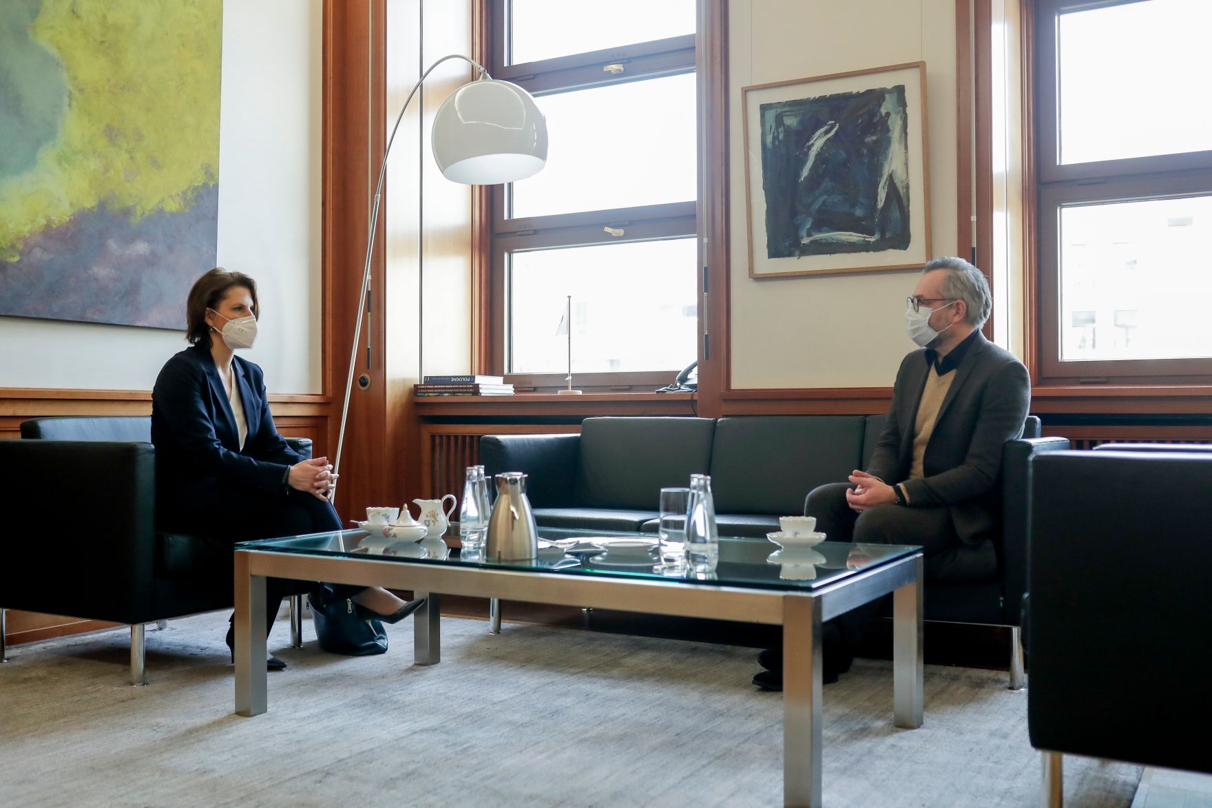 Am 18. Februar 2021 traf Bundesministerin Karoline Edtstadler (l.) im Rahmen ihres Berlinbesuchs den Staatsminister f&uuml;r Europa Michael Roth (r.).