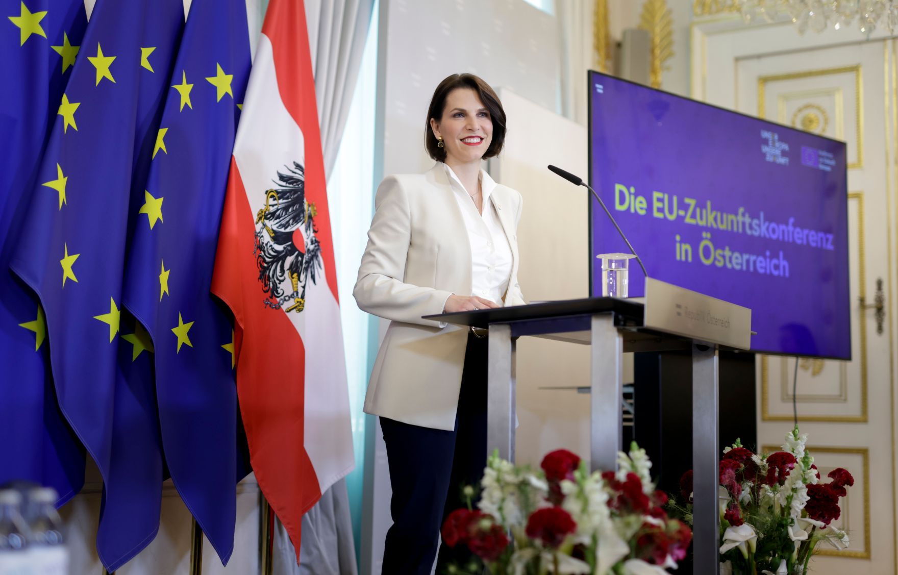 Am 9. Mai 2022 fand die Pr&auml;sentation des Berichts zur EU-Zukunftskonferenz im Bundeskanzleramt statt. Im Bild Bundesministerin Karoline Edtstadler.