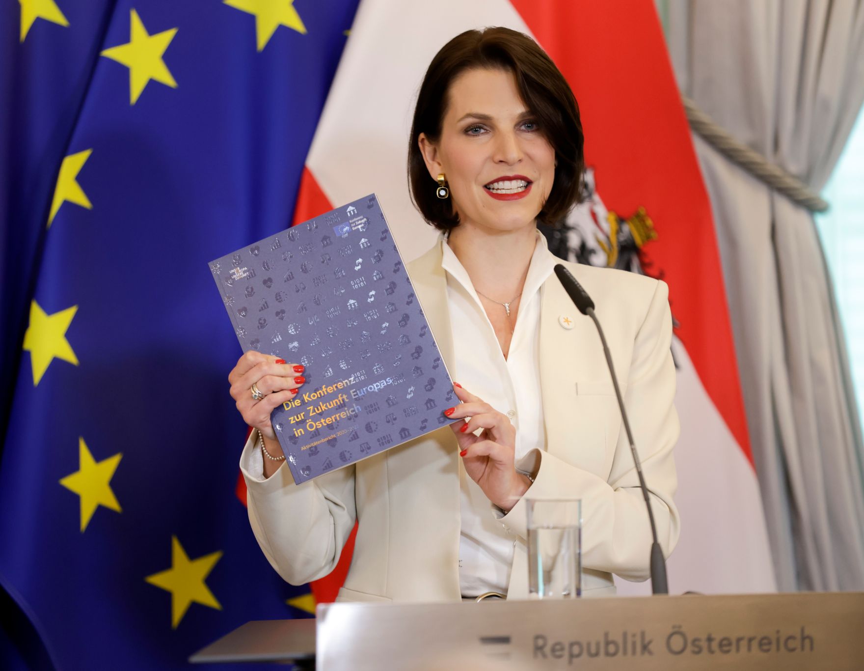 Am 9. Mai 2022 fand die Pr&auml;sentation des Berichts zur EU-Zukunftskonferenz im Bundeskanzleramt statt. Im Bild Bundesministerin Karoline Edtstadler.