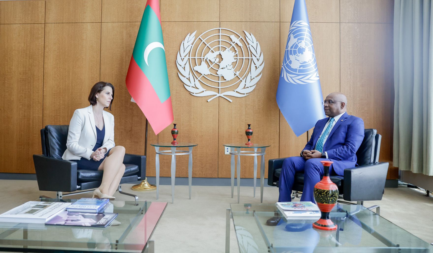 Am 13. Juli 2022 reiste Bundesministerin Karoline Edtstadler (l.) nach New York. Im Bild beim bilateralen Gespr&auml;ch mit dem Pr&auml;sidenten der UNO Generalversammlung Abdulla Shahid (r.).