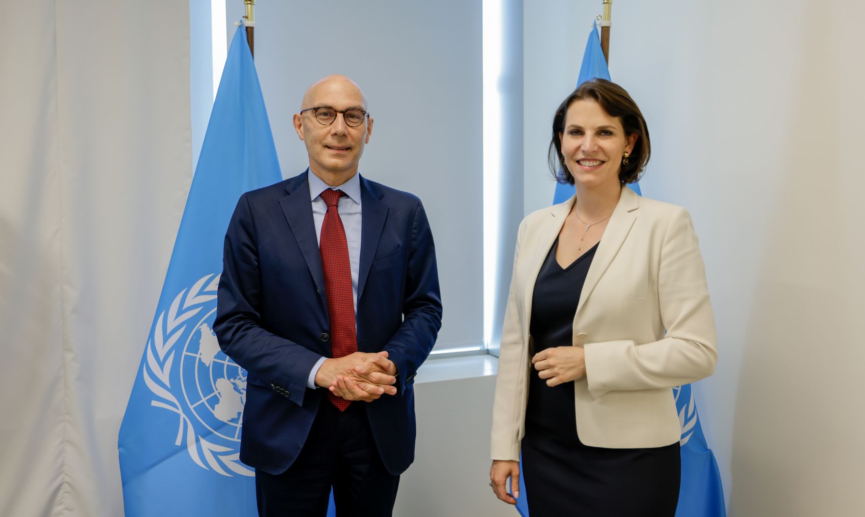 Am 13. Juli 2022 reiste Bundesministerin Karoline Edtstadler (r.) nach New York. Im Bild beim Treffen mit Volker T&uuml;rk, Under-Secretary-General (l.).