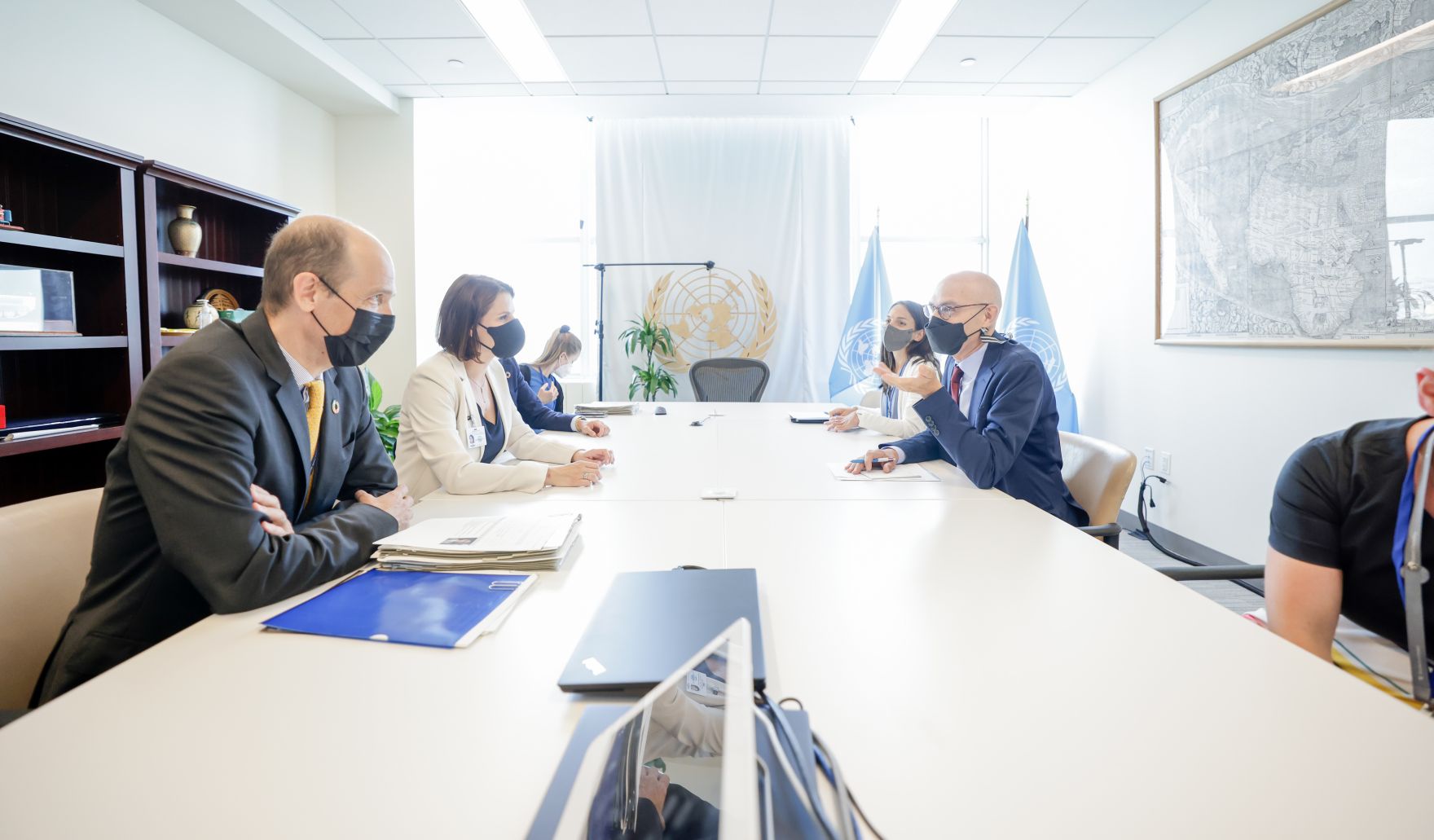 Am 13. Juli 2022 reiste Bundesministerin Karoline Edtstadler (2.v.l.) nach New York. Im Bild beim Treffen mit Volker T&uuml;rk, Under-Secretary-General (r.).
