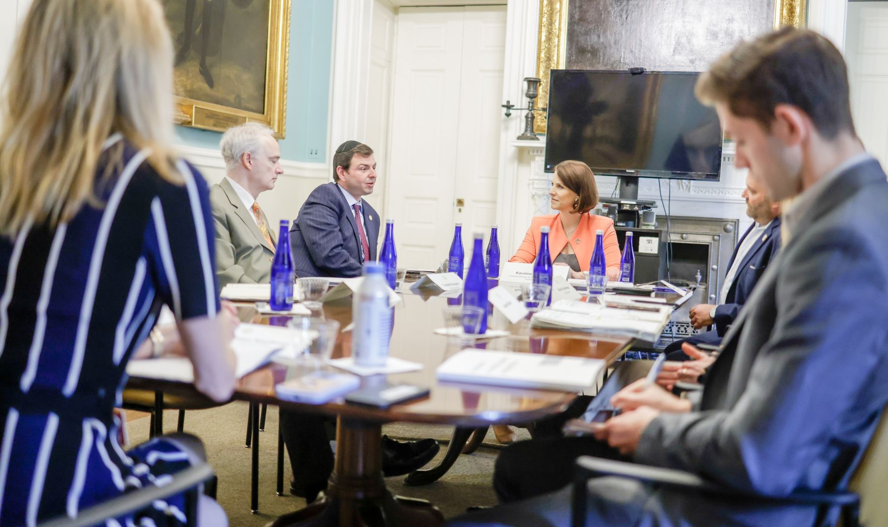 Am 14. Juli 2022 reiste Bundesministerin Karoline Edtstadler (m.) nach New York. Im Bild im Rathaus von New York City.
