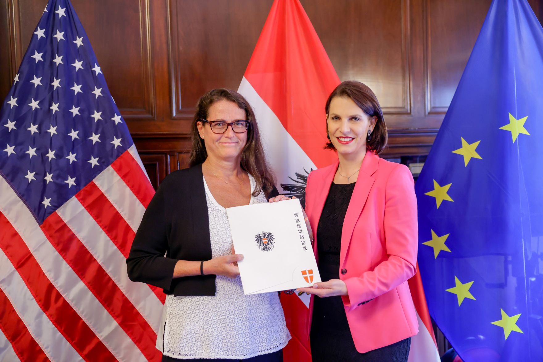 Am 14. Juli 2022 reiste Bundesministerin Karoline Edtstadler (im Bild) nach New York. Im Bild bei der &Uuml;bergabe von Staatsb&uuml;rgerschaften.