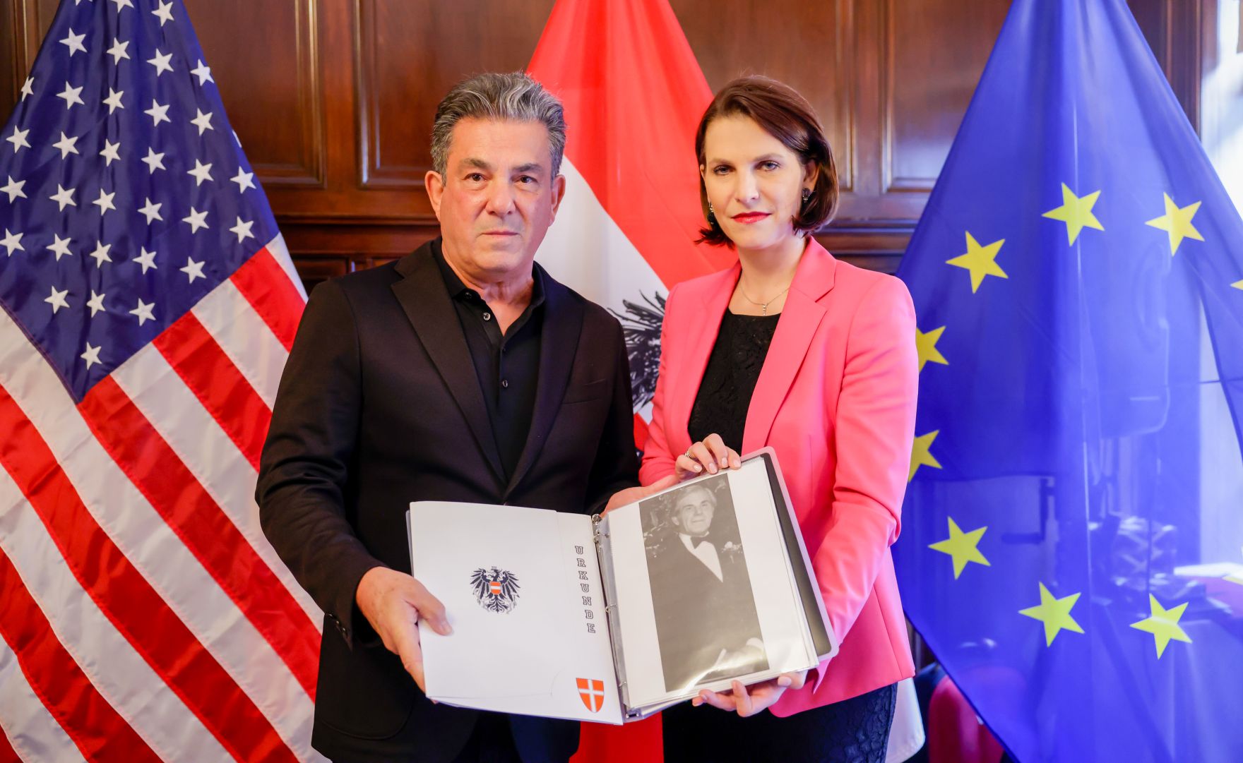 Am 14. Juli 2022 reiste Bundesministerin Karoline Edtstadler (im Bild) nach New York. Im Bild bei der &Uuml;bergabe von Staatsb&uuml;rgerschaften.