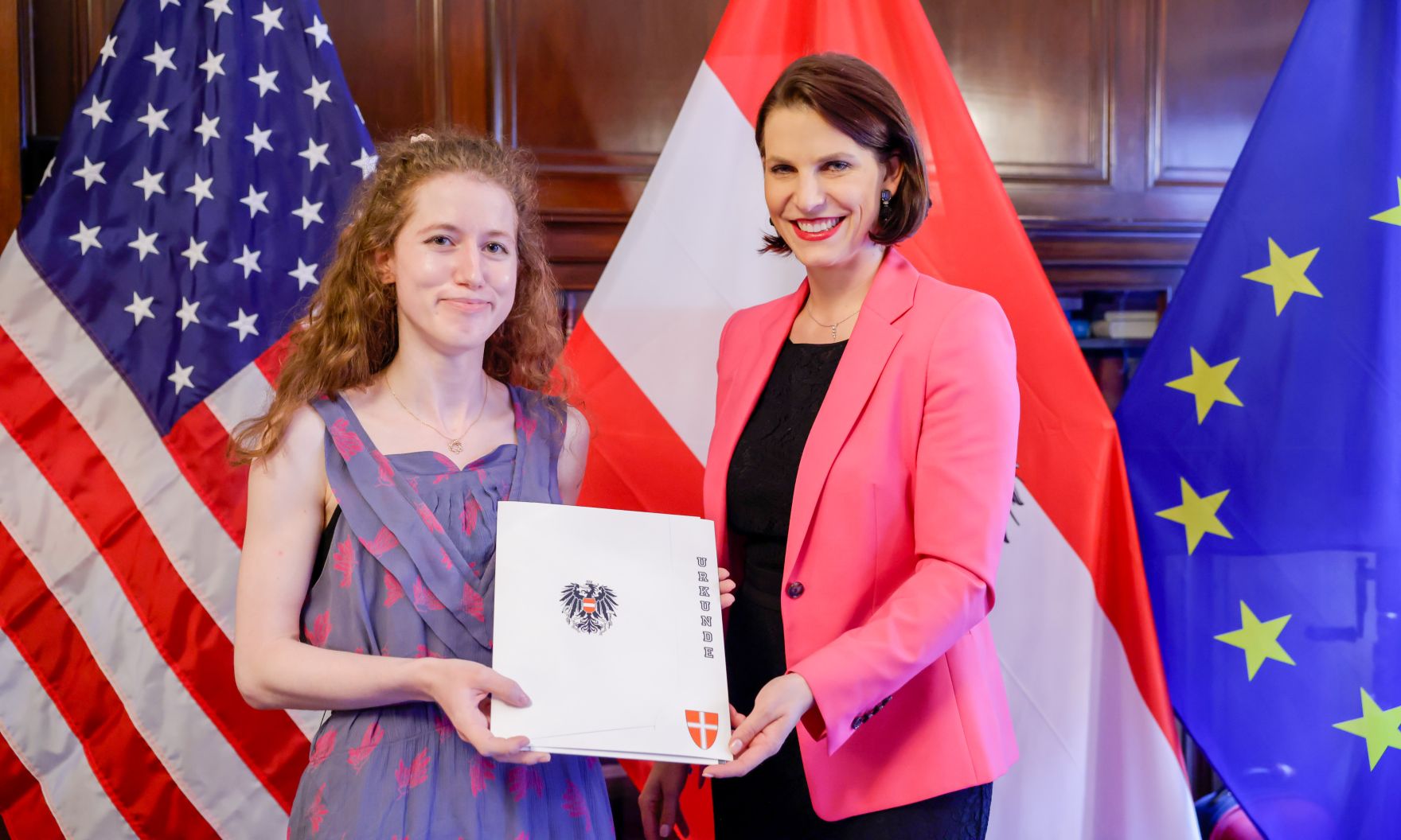 Am 14. Juli 2022 reiste Bundesministerin Karoline Edtstadler (im Bild) nach New York. Im Bild bei der &Uuml;bergabe von Staatsb&uuml;rgerschaften.