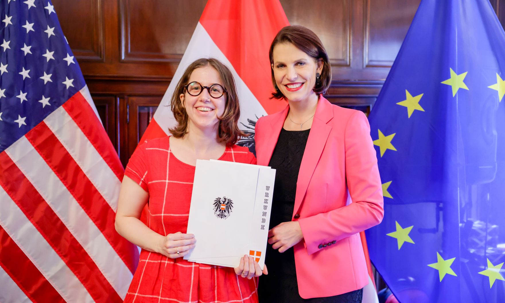 Am 14. Juli 2022 reiste Bundesministerin Karoline Edtstadler (im Bild) nach New York. Im Bild bei der &Uuml;bergabe von Staatsb&uuml;rgerschaften.