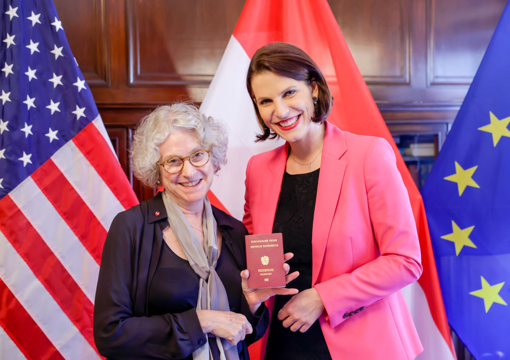 Am 14. Juli 2022 reiste Bundesministerin Karoline Edtstadler (im Bild) nach New York. Im Bild bei der &Uuml;bergabe von Staatsb&uuml;rgerschaften.