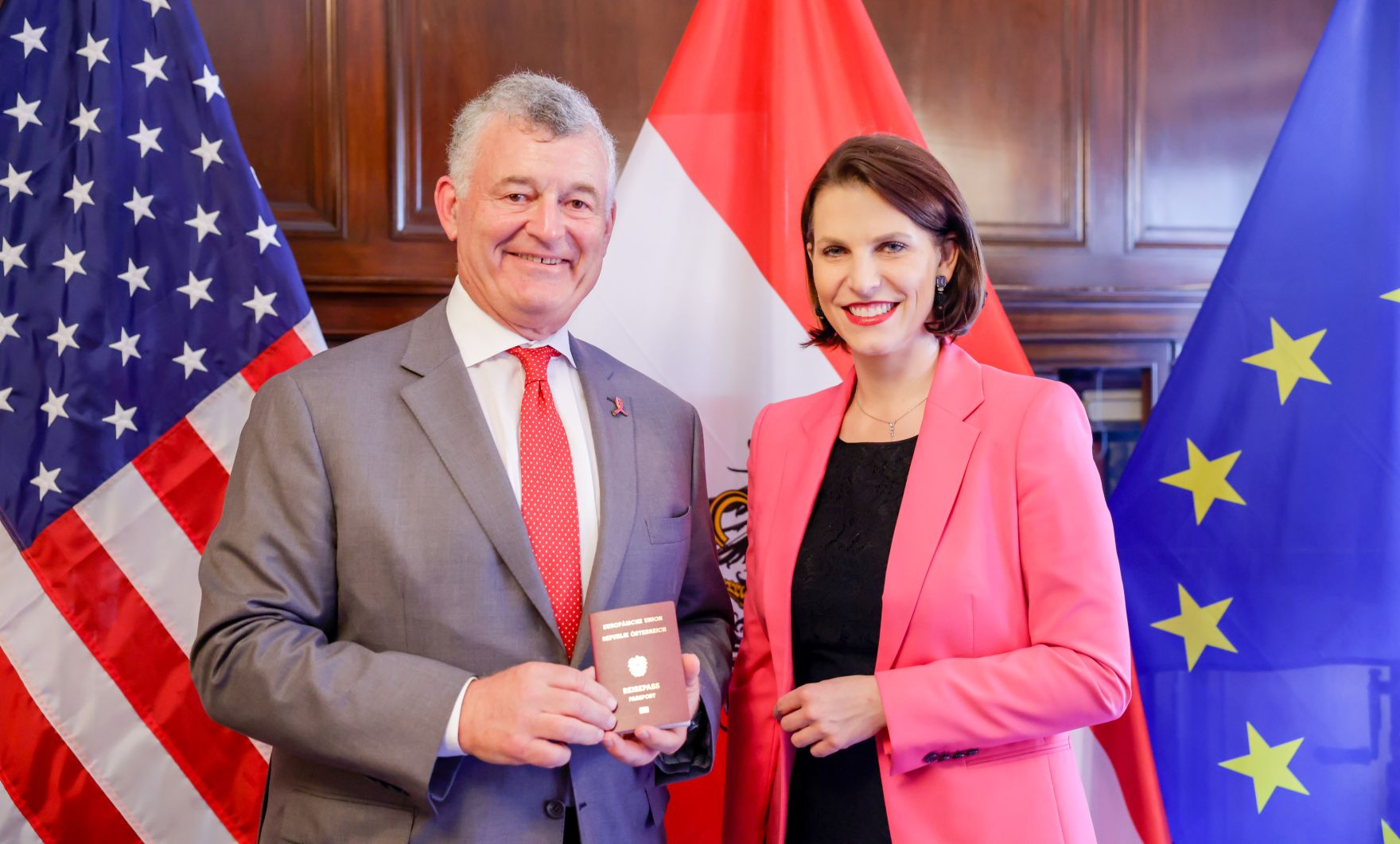 Am 14. Juli 2022 reiste Bundesministerin Karoline Edtstadler (im Bild) nach New York. Im Bild bei der &Uuml;bergabe von Staatsb&uuml;rgerschaften.