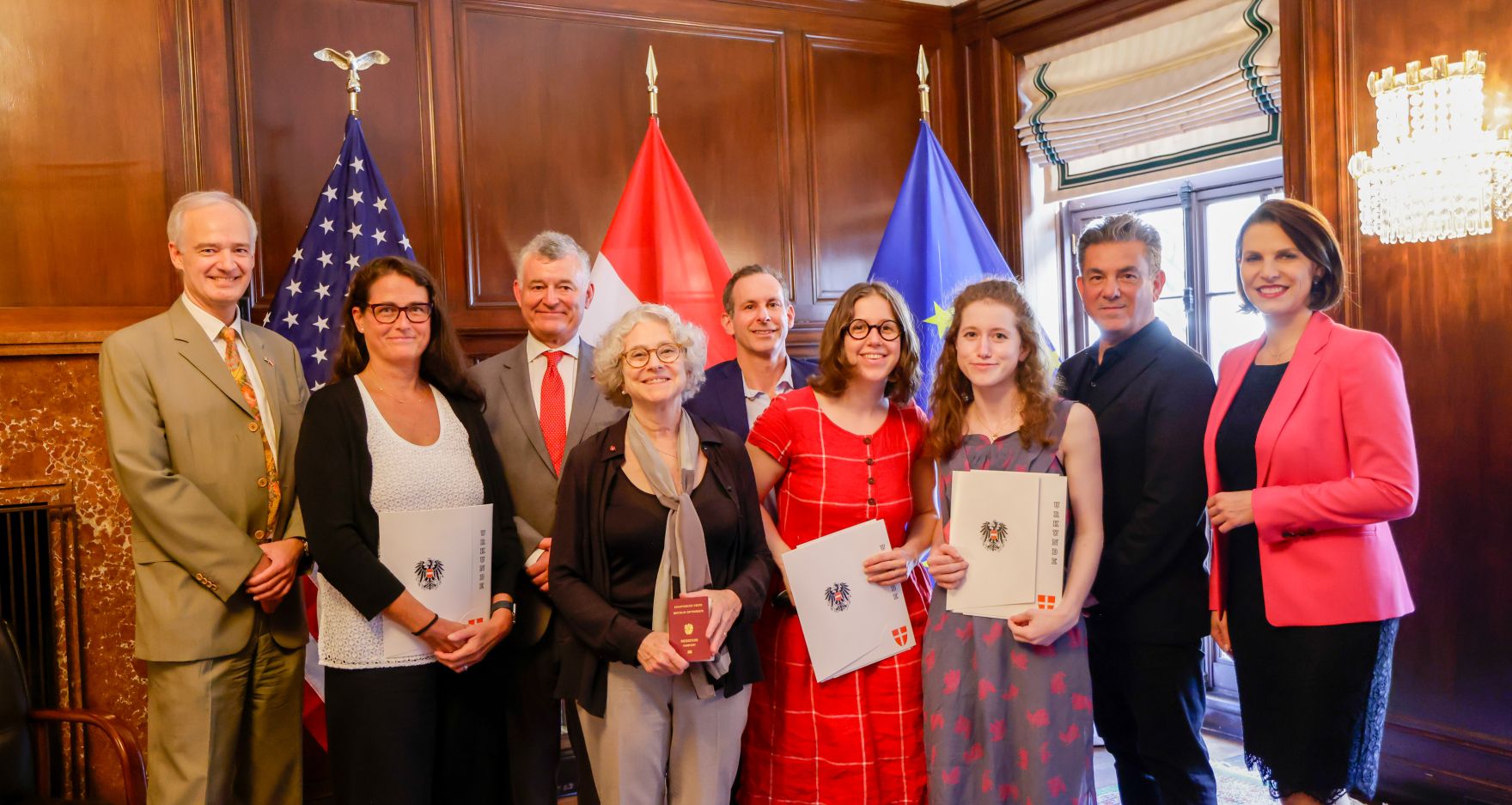 Am 14. Juli 2022 reiste Bundesministerin Karoline Edtstadler (im Bild) nach New York. Im Bild bei der &Uuml;bergabe von Staatsb&uuml;rgerschaften.