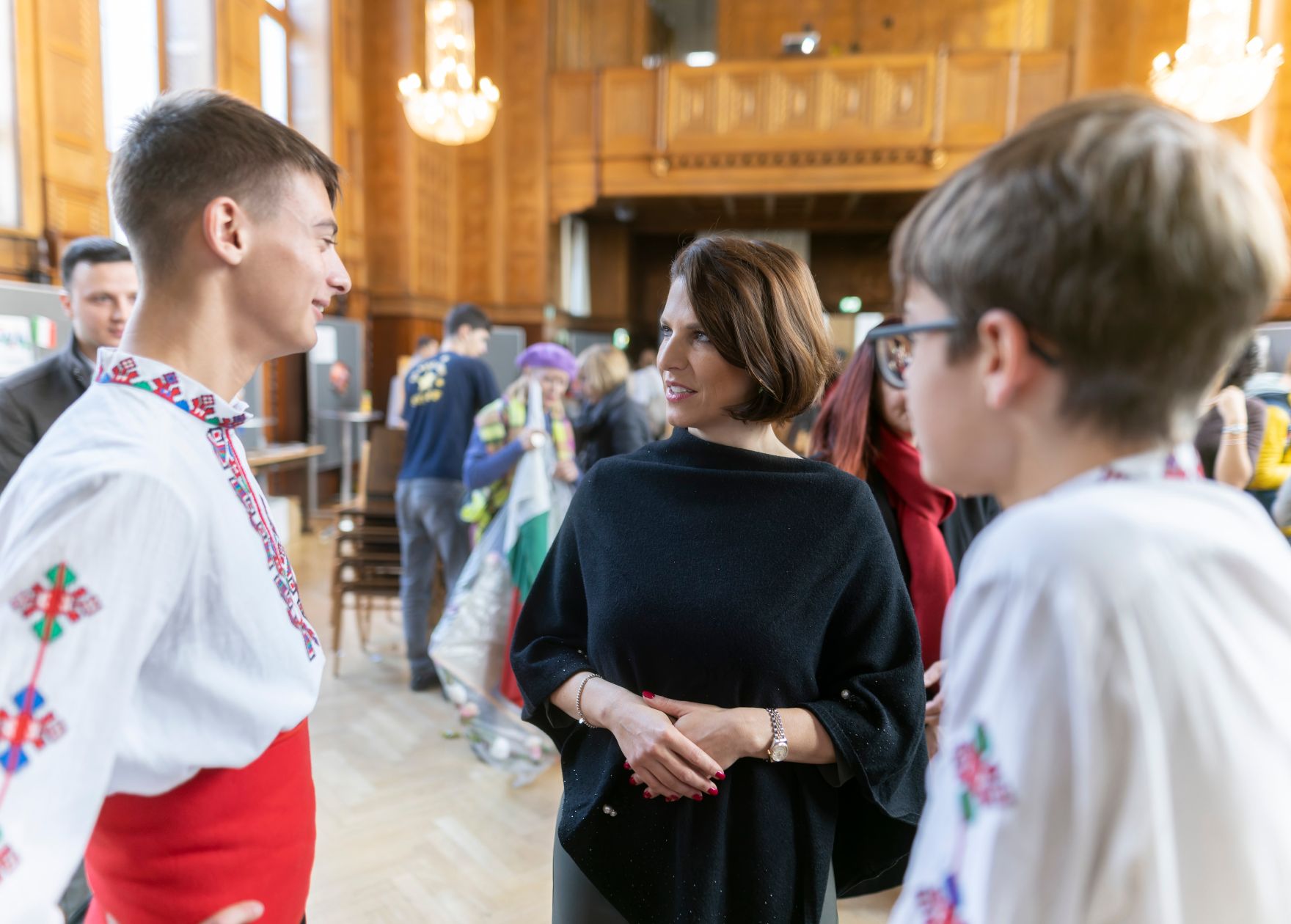 Am 14. November 2022 nahm Bundesministerin Karoline Edtstadler (m.) an dem EU Kids Day 2022 teil.