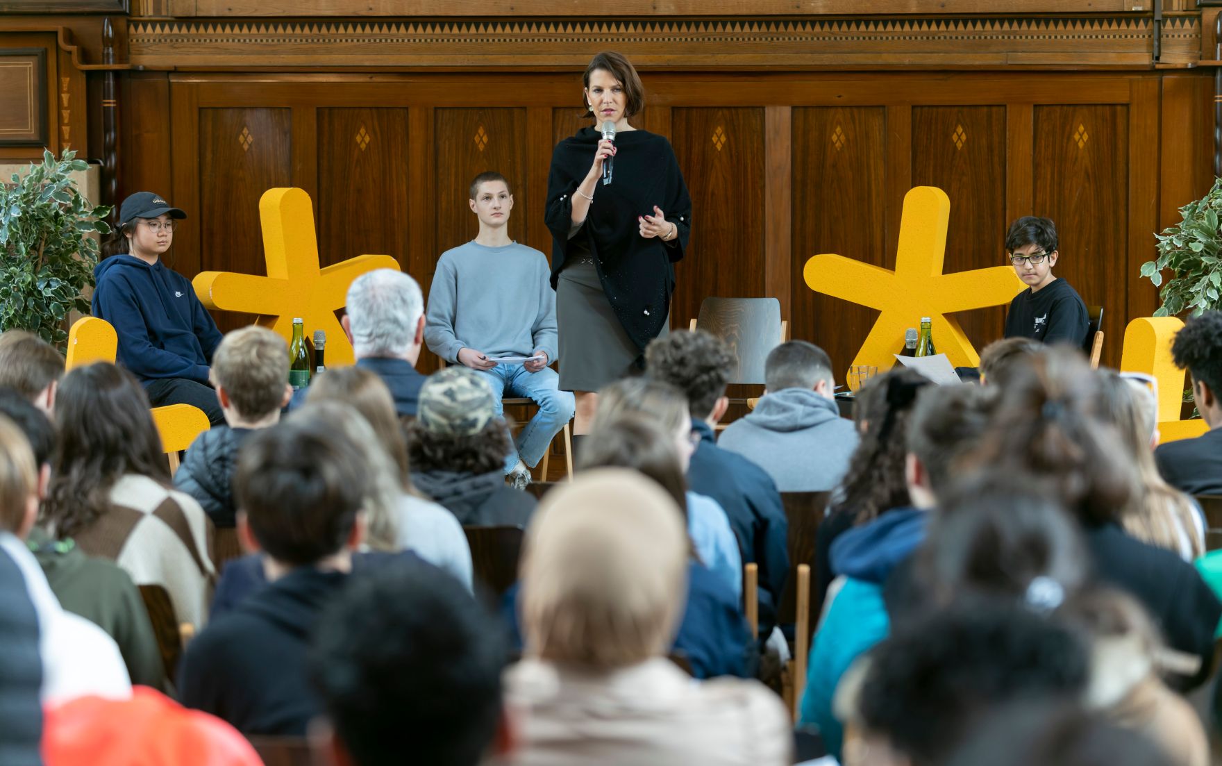 Am 14. November 2022 nahm Bundesministerin Karoline Edtstadler (m.) an dem EU Kids Day 2022 teil.
