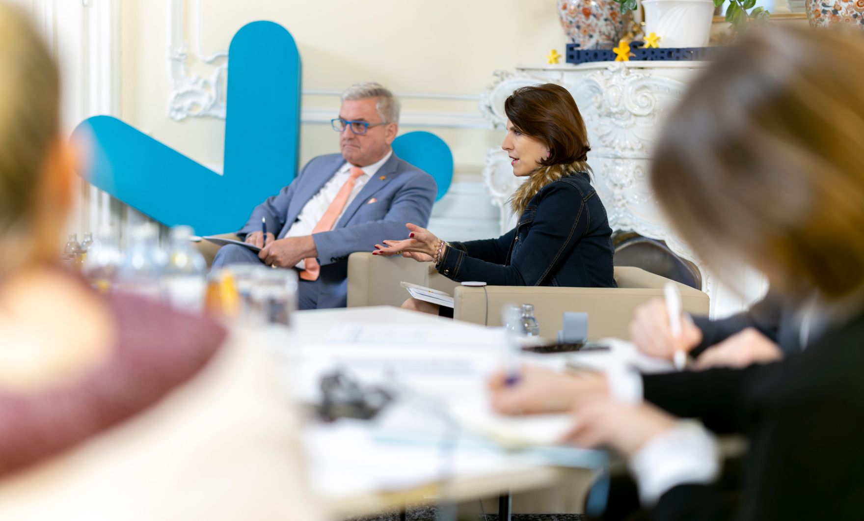 Am 21. November 2022 lud Bundesministerin Karoline Edtstadler (r.) zu einer virtuellen Europa-Sprechstunde mit Gemeindebundpr&auml;sident Alfred Riedl (l.) ein.