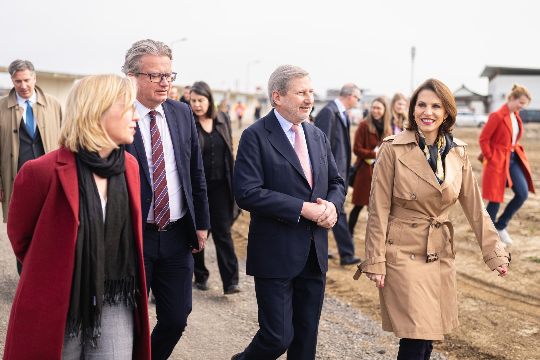 Am 24. M&auml;rz 2023 reiste Bundesministerin Karoline Edtstadler (r.) anl&auml;sslich eines Besuchs der Koralmbahnbaustelle in die Steiermark. Im Bild mit Bundesministerin Leonore Gewessler (l.), dem Landeshauptmann der Steiermark Christopher Drexler und EU-Kommissar Johannes Hahn.