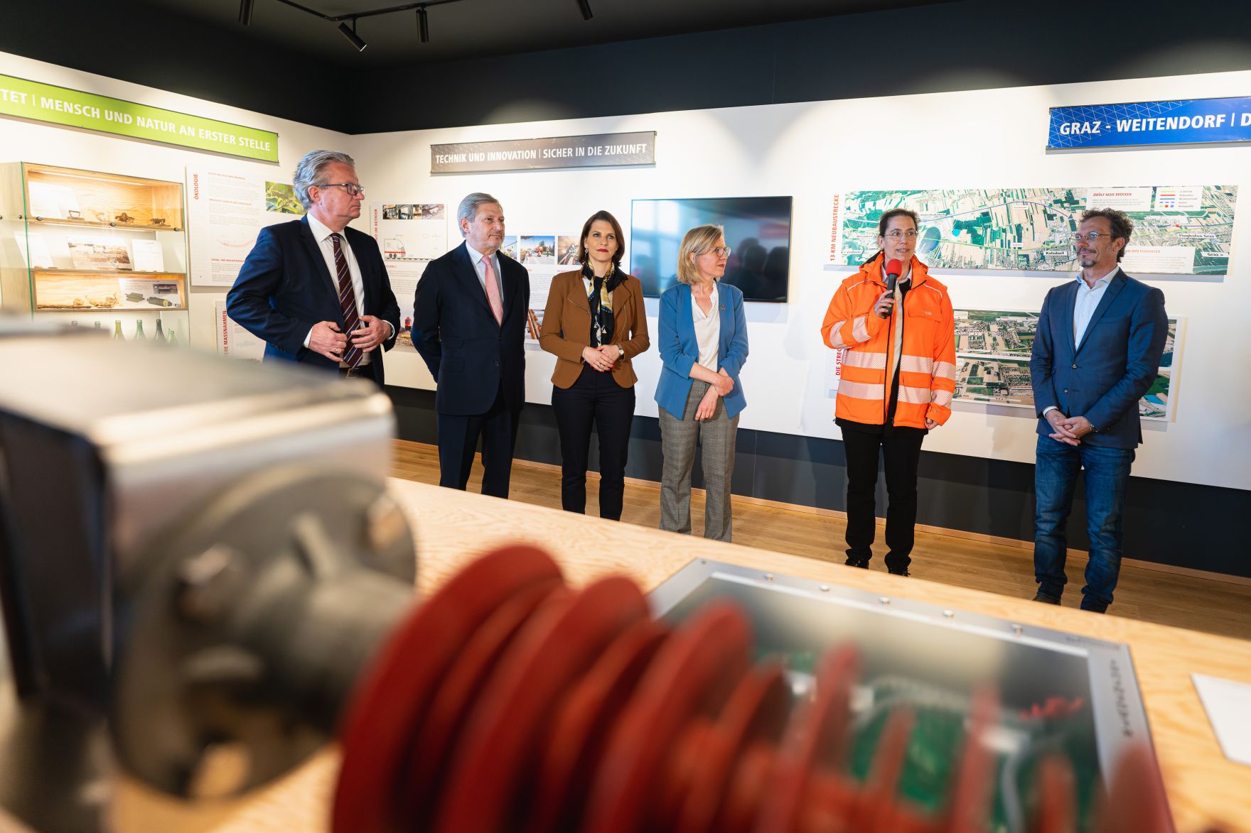 Am 24. M&auml;rz 2023 reiste Bundesministerin Karoline Edtstadler anl&auml;sslich eines Besuchs der Koralmbahnbaustelle in die Steiermark. Im Bild (v.l.n.r.) der Landeshauptmann der Steiermark Christopher Drexler, EU-Kommissar Johannes Hahn, Bundesministerin Karoline Edtstadler und Bundesministerin Leonore Gewessler.