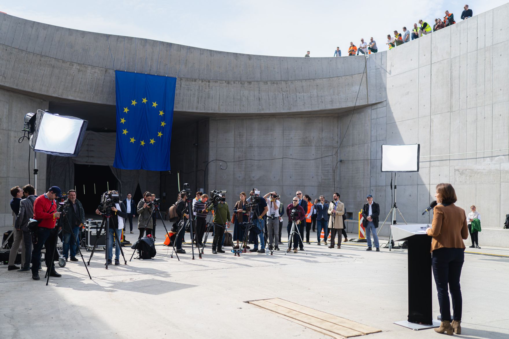 Am 24. M&auml;rz 2023 reiste Bundesministerin Karoline Edtstadler (im Bild) anl&auml;sslich eines Besuchs der Koralmbahnbaustelle in die Steiermark. Im Bild bei der anschliessenden Pressekonferenz.