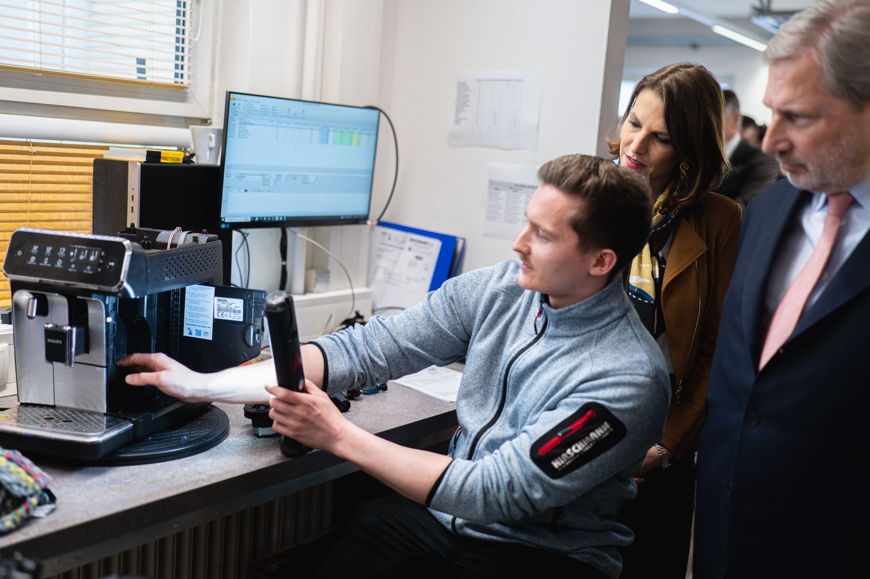 Am 24. M&auml;rz 2023 reiste Bundesministerin Karoline Edtstadler anl&auml;sslich eines Besuchs der Koralmbahnbaustelle in die Steiermark. Im Bild mit EU-Kommissar Johannes Hahn (r.).