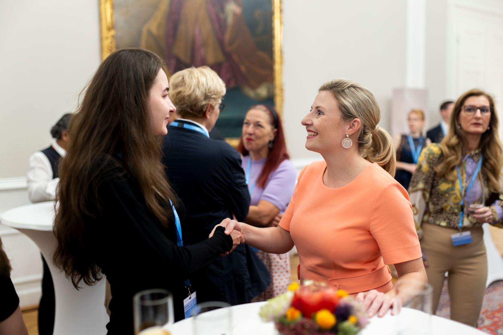 Am 12. September 2023 gab Bundesministerin Karoline Edtstadler gemeinsam mit Bundesministerin Susanne Raab (r.) einen Empfang zum j&uuml;dischen Neujahrstag &quot;Rosch ha-Schana&quot; im Bundeskanzleramt.