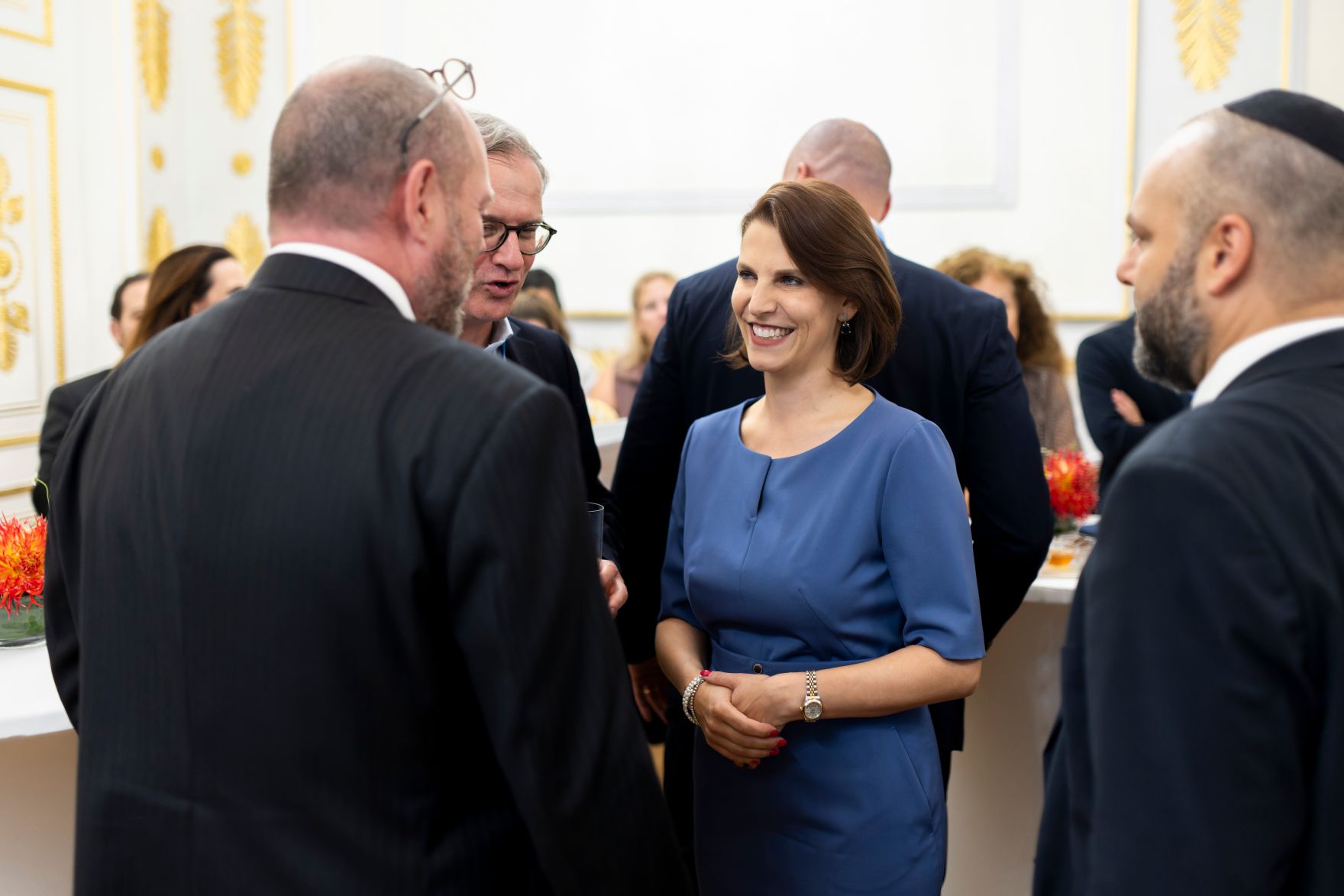 Am 12. September 2023 gab Bundesministerin Karoline Edtstadler (m.) gemeinsam mit Bundesministerin Susanne Raab einen Empfang zum j&uuml;dischen Neujahrstag &quot;Rosch ha-Schana&quot; im Bundeskanzleramt.