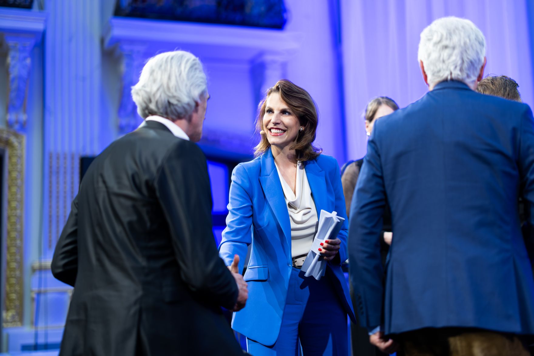 Am 7. Mai 2024 &uuml;berreichte Bundesministerin Karoline Edtstadler (m.) den Europa-Staatspreis 2024 in verschiedenen Kategorien.