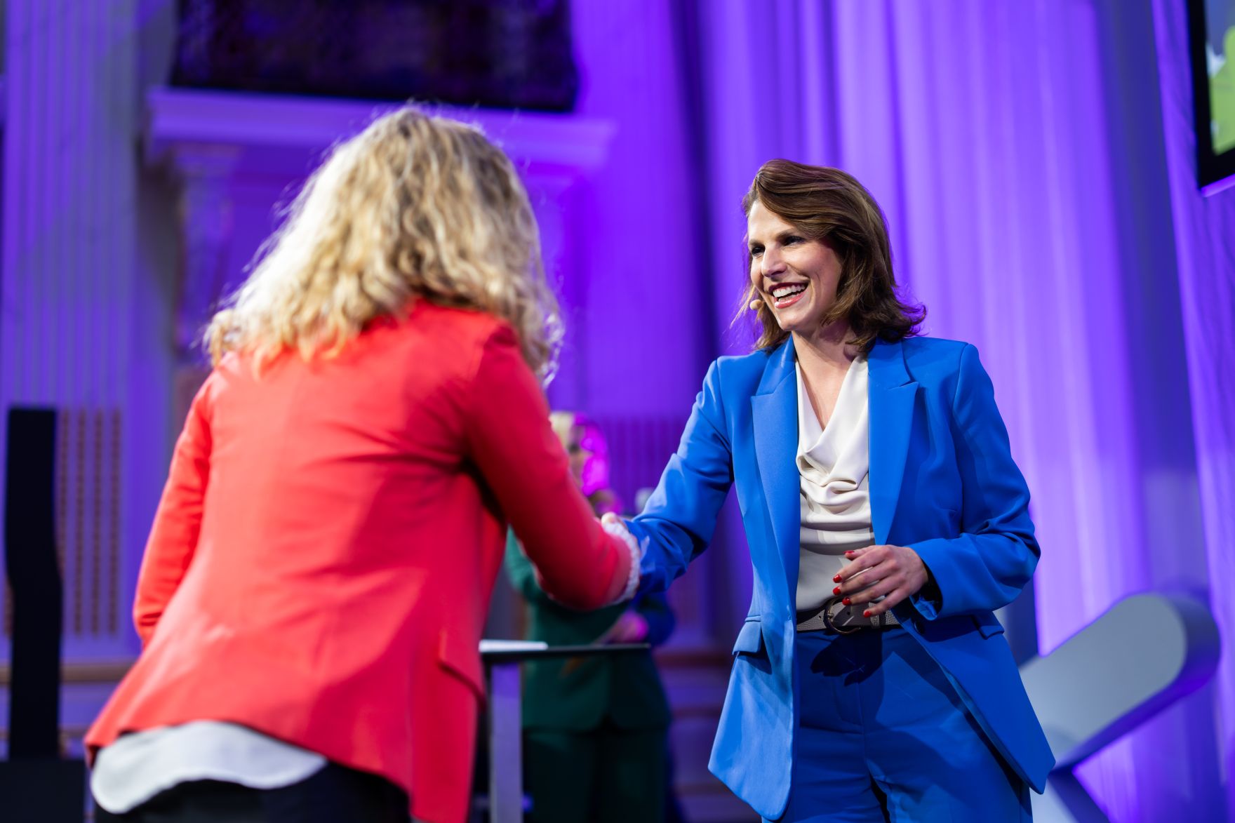 Am 7. Mai 2024 &uuml;berreichte Bundesministerin Karoline Edtstadler (r.) den Europa-Staatspreis 2024 in verschiedenen Kategorien.