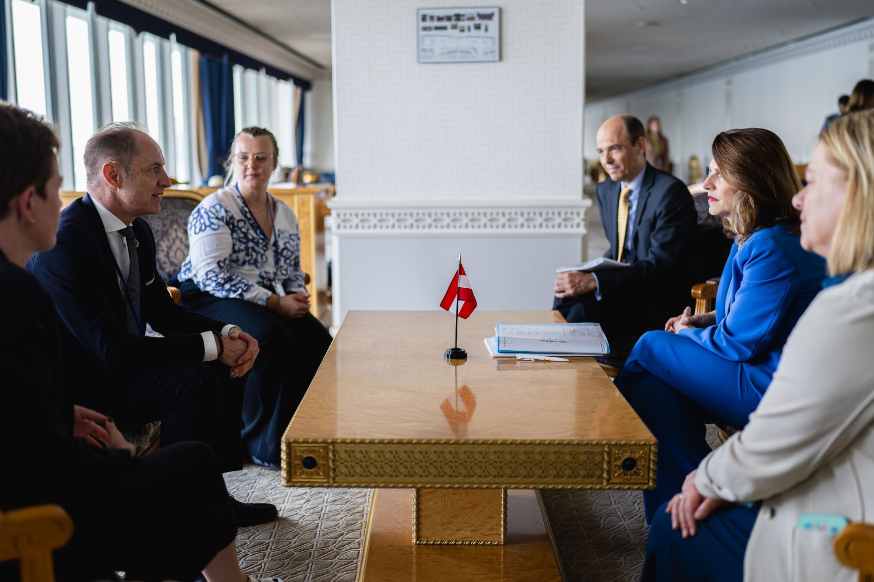 Am 16. Juli 2024 reiste Bundesministerin Karoline Edtstadler (r.) zu einem mehrt&auml;gigen Arbeitsbesuch nach New York. Im Bild mit dem schweizer Staatssekret&auml;r Markus Reubi (l.).