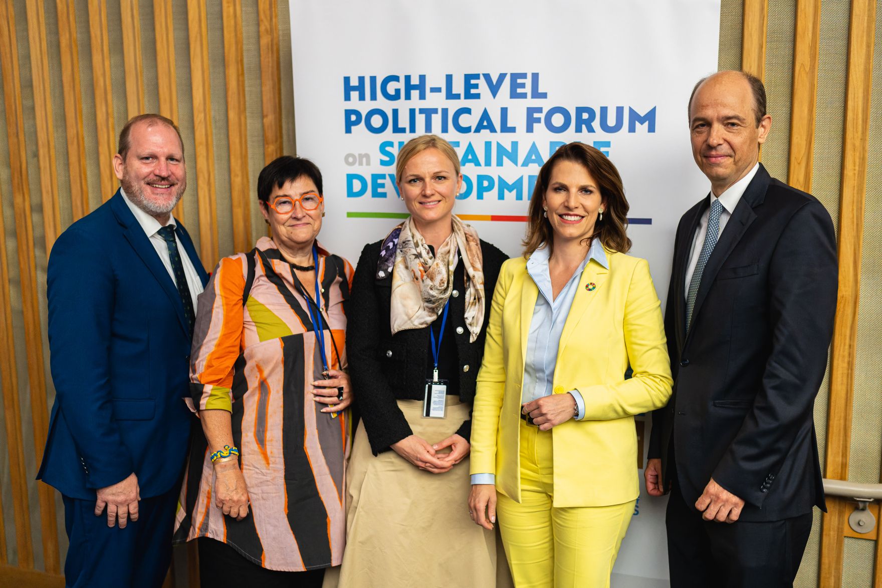 Am 16. Juli 2024 reiste Bundesministerin Karoline Edtstadler (m.r.) zu einem mehrt&auml;gigen Arbeitsbesuch nach New York. Im Bild nach der Rede beim hochrangigen politischen Forum zu nachhaltiger Entwicklung.