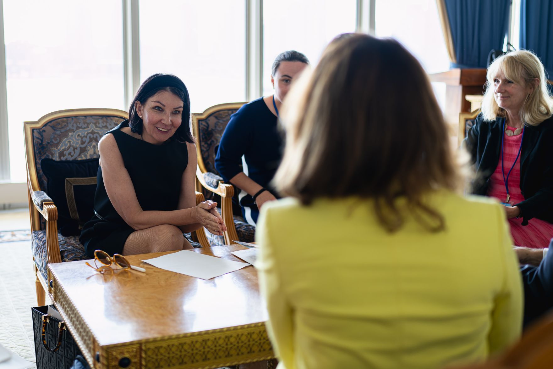 Am 16. Juli 2024 reiste Bundesministerin Karoline Edtstadler (m.) zu einem mehrt&auml;gigen Arbeitsbesuch nach New York. Im Bild bei einem Arbeitsgespr&auml;ch mit Analena Sabelova (l.), Staatssekret&auml;rin der Slowakischen Republik.