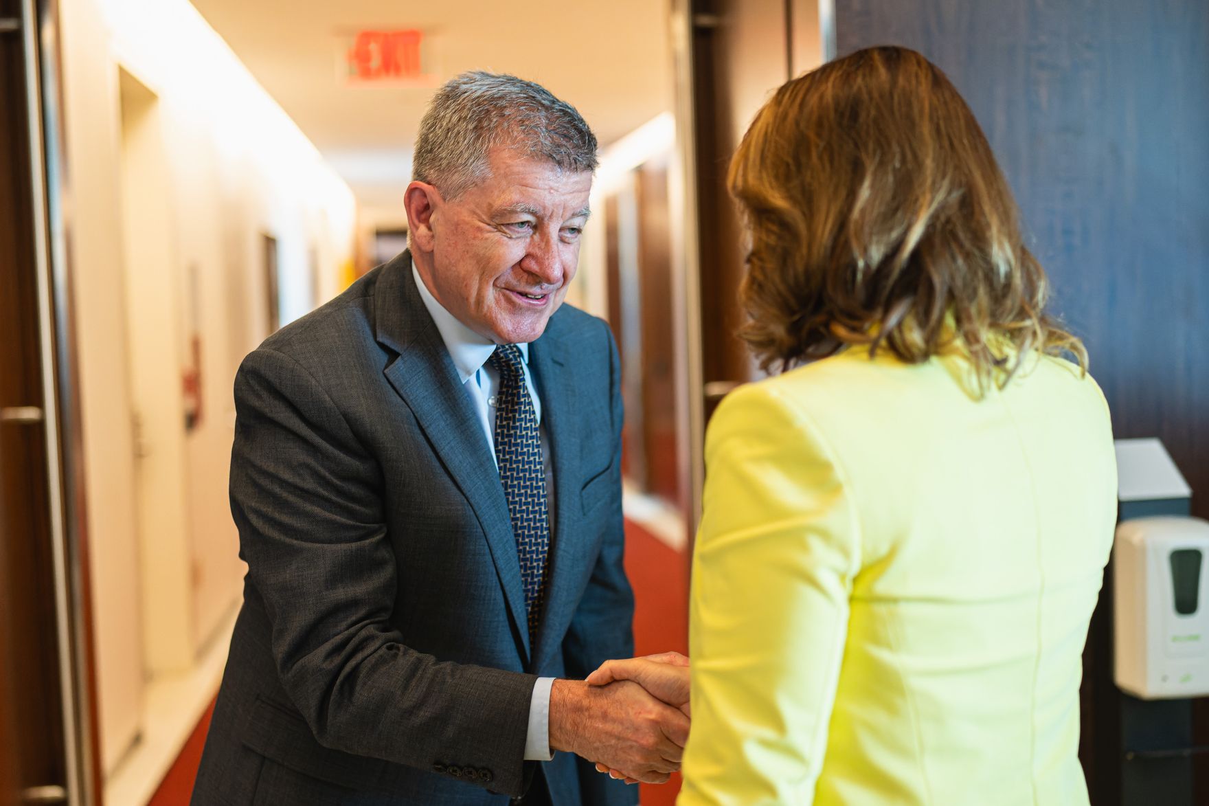 Am 16. Juli 2024 reiste Bundesministerin Karoline Edtstadler (r.) zu einem mehrt&auml;gigen Arbeitsbesuch nach New York. Im Bild bei einem Arbeitsgespr&auml;ch mit Guy Ryder (l.), Vertreter der amerikanischen Regierung.