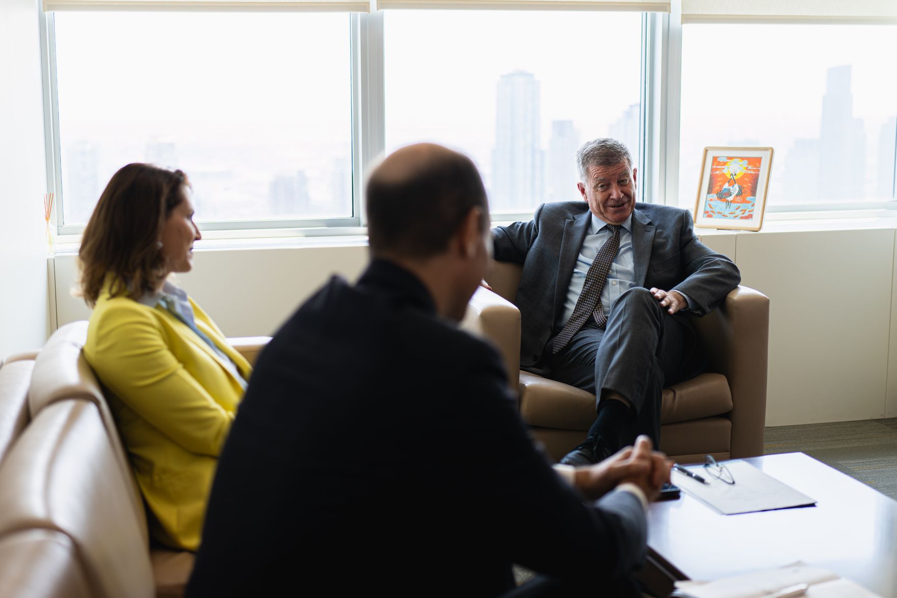 Am 16. Juli 2024 reiste Bundesministerin Karoline Edtstadler (l.) zu einem mehrt&auml;gigen Arbeitsbesuch nach New York. Im Bild bei einem Arbeitsgespr&auml;ch mit Guy Ryder (r.), Vertreter der amerikanischen Regierung.
