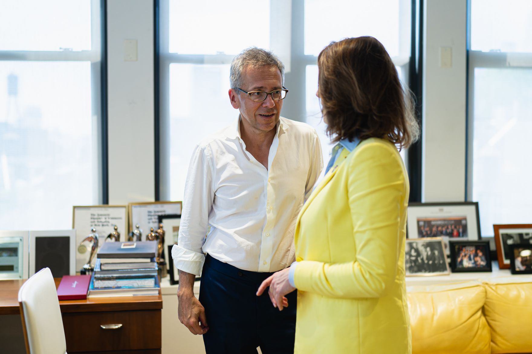 Am 16. Juli 2024 reiste Bundesministerin Karoline Edtstadler (r.) zu einem mehrt&auml;gigen Arbeitsbesuch nach New York. Im Bild bei einem Arbeitsgespr&auml;ch mit Ian Bremmer (l.), Pr&auml;sident der Eurasia Group.