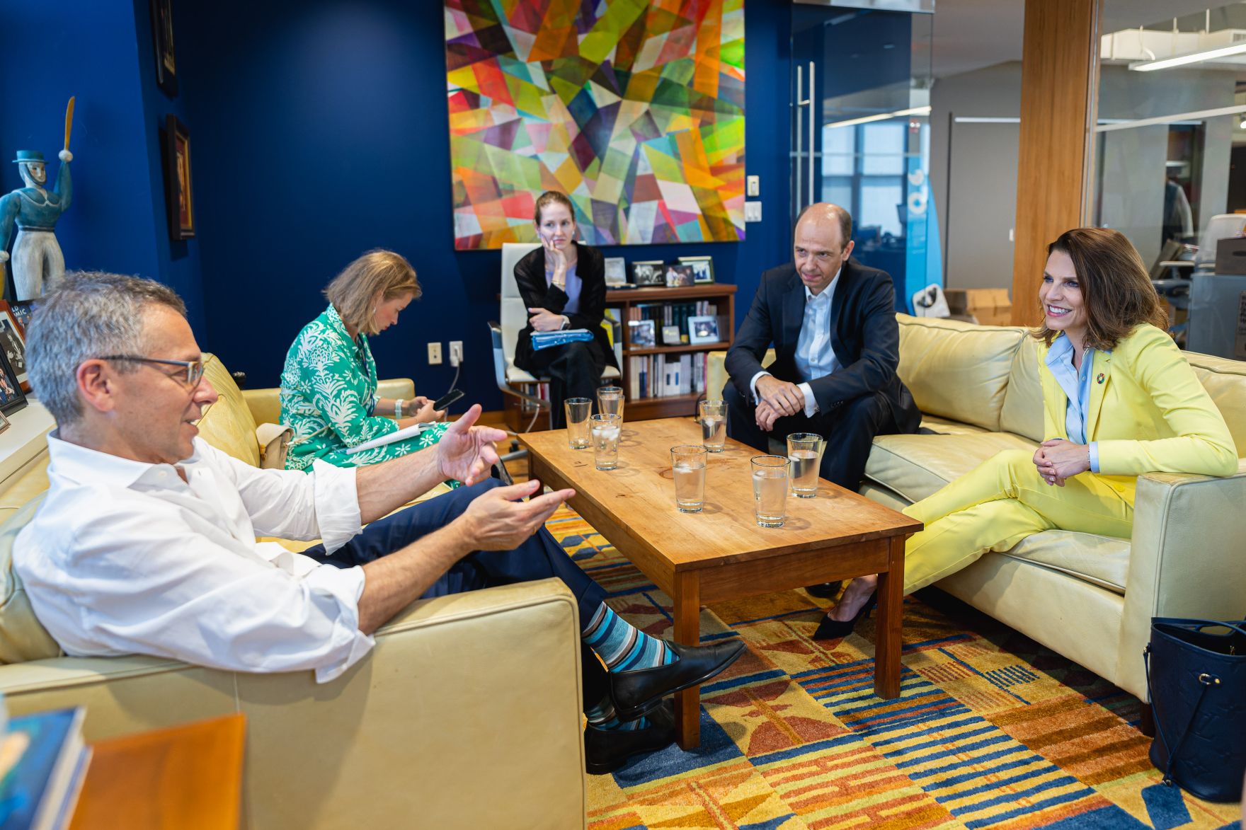 Am 16. Juli 2024 reiste Bundesministerin Karoline Edtstadler (r.) zu einem mehrt&auml;gigen Arbeitsbesuch nach New York. Im Bild bei einem Arbeitsgespr&auml;ch mit Ian Bremmer (l.), Pr&auml;sident der Eurasia Group.